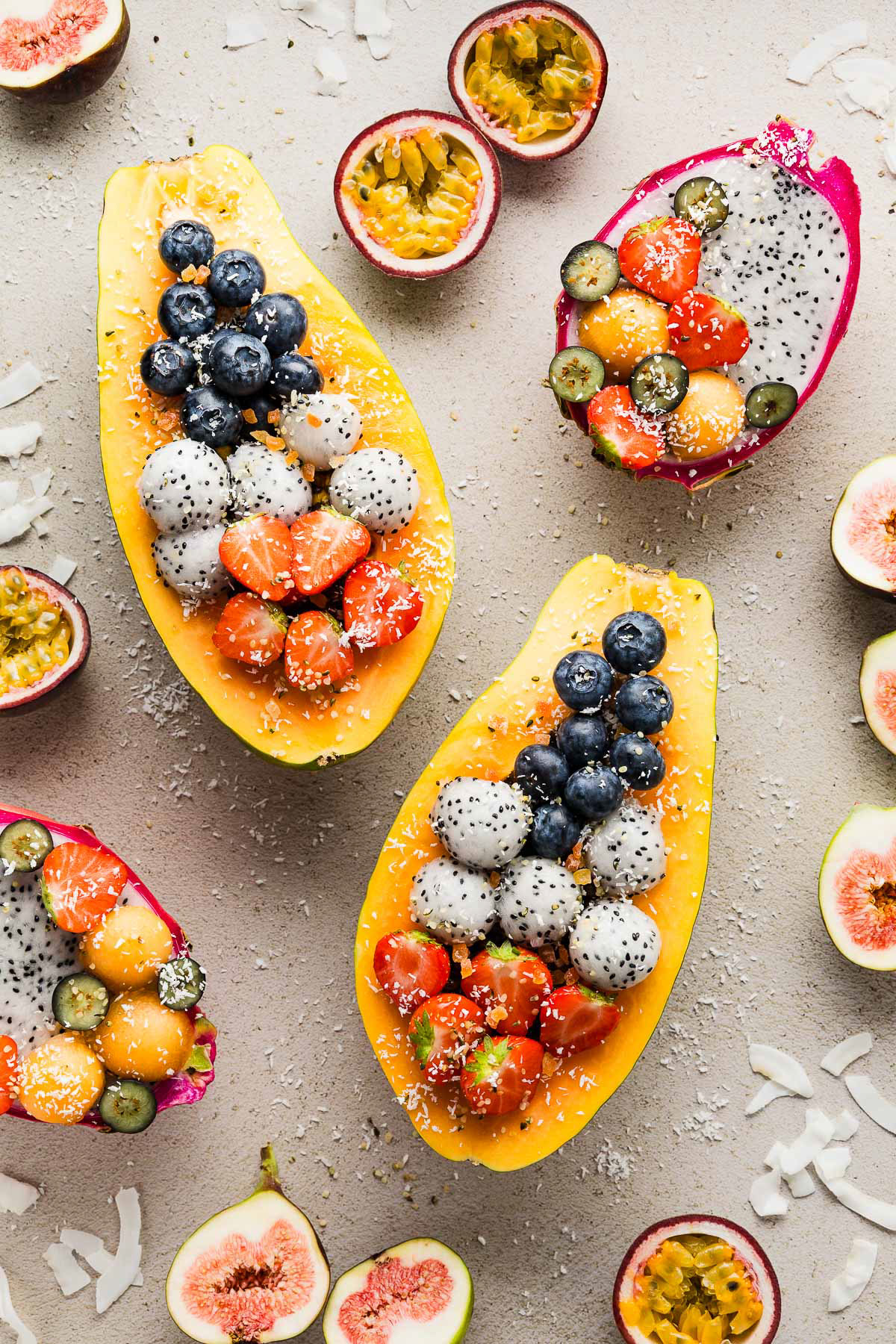 Food fotografie Amsterdam - Papaya en drakenfruit bowls met kokos, passievruchten, en vijgen.