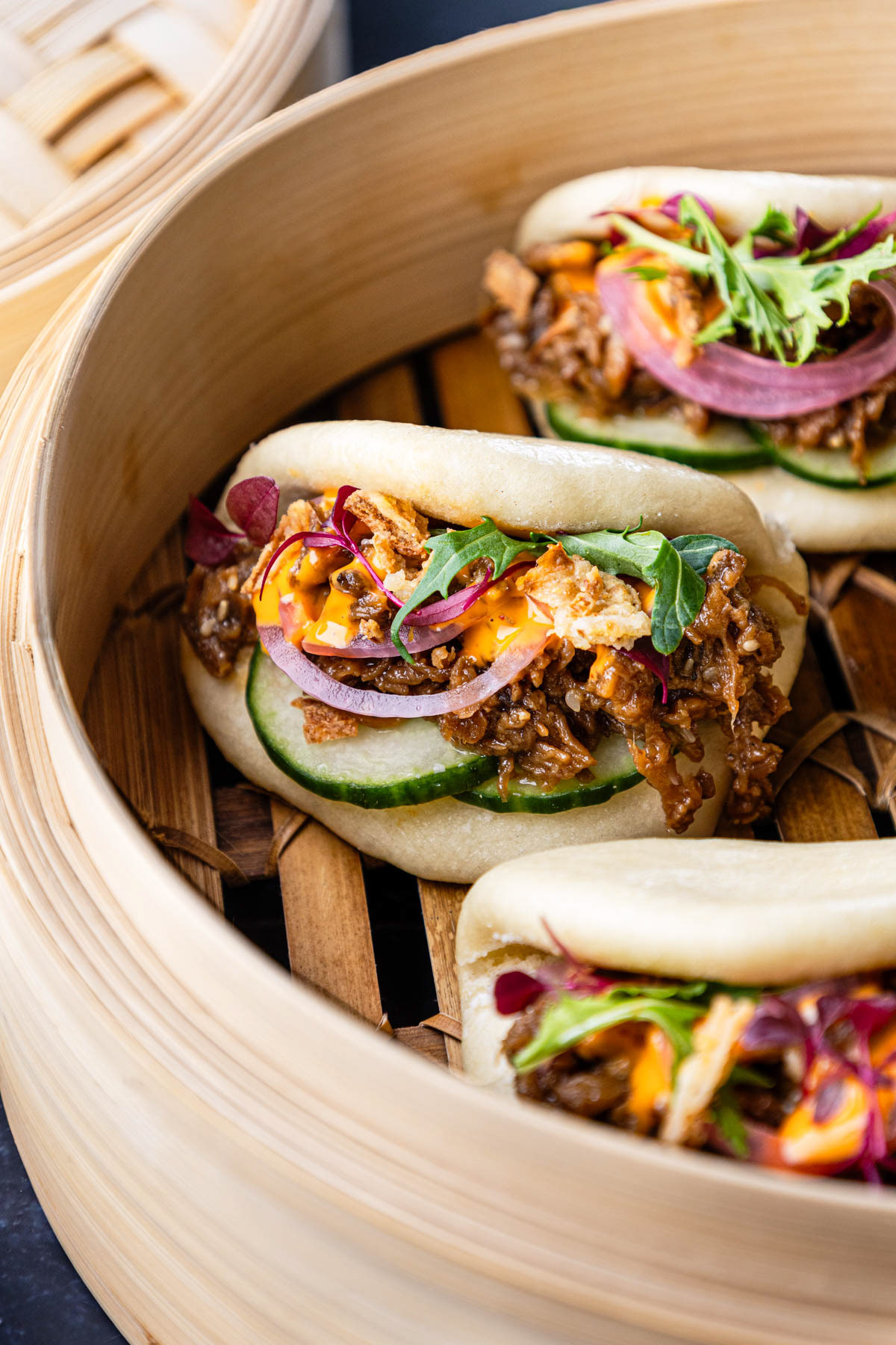 Bao buns gevuld met plantaardige pulled pork.