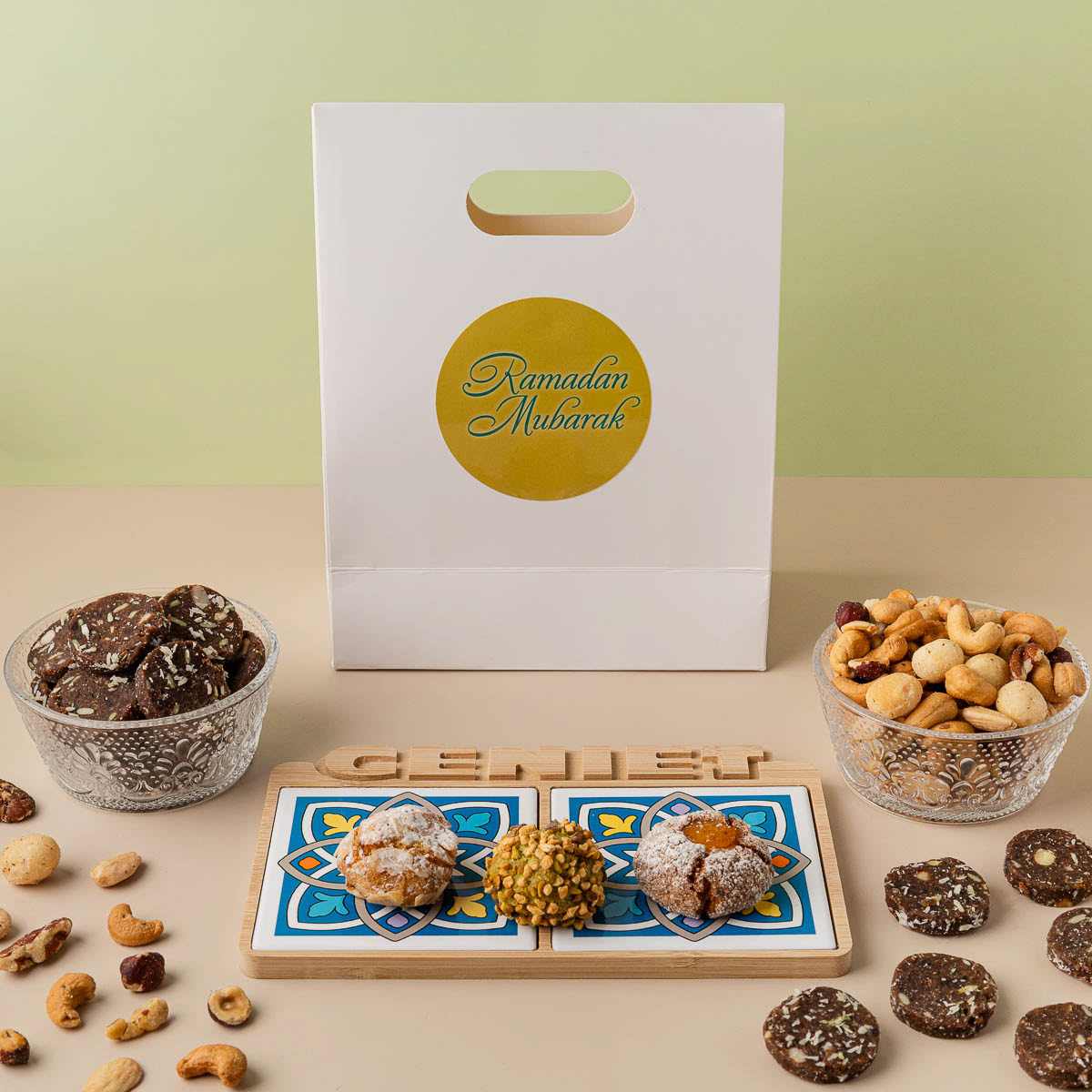 Zijaanzicht van een Ramadan mozaïekplankje met snoepjes en noten, gefotografeerd door een productfotograaf in Amsterdam.