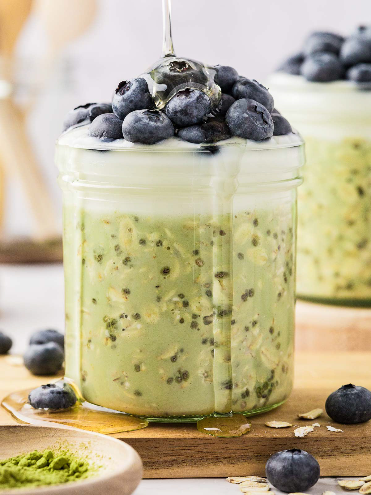Actiefoto van matcha overnight oats met ahornsiroop, gemaakt door een Nederlandse foodfotograaf.