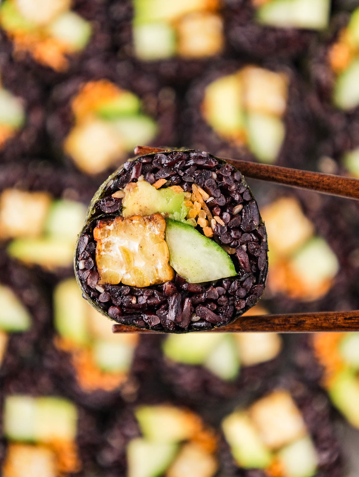 Zwarte rijstsushi, genomen door Jem Mantiri, een Nederlandse foodfotograaf die in Rotterdam woont.