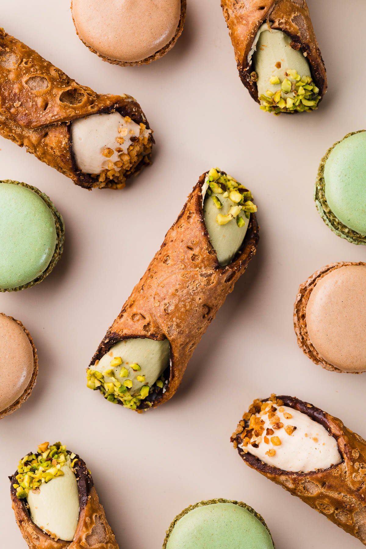 Cannoli en macarons, gefotograafeerd door Nederlandse food stylist en fotograaf.
