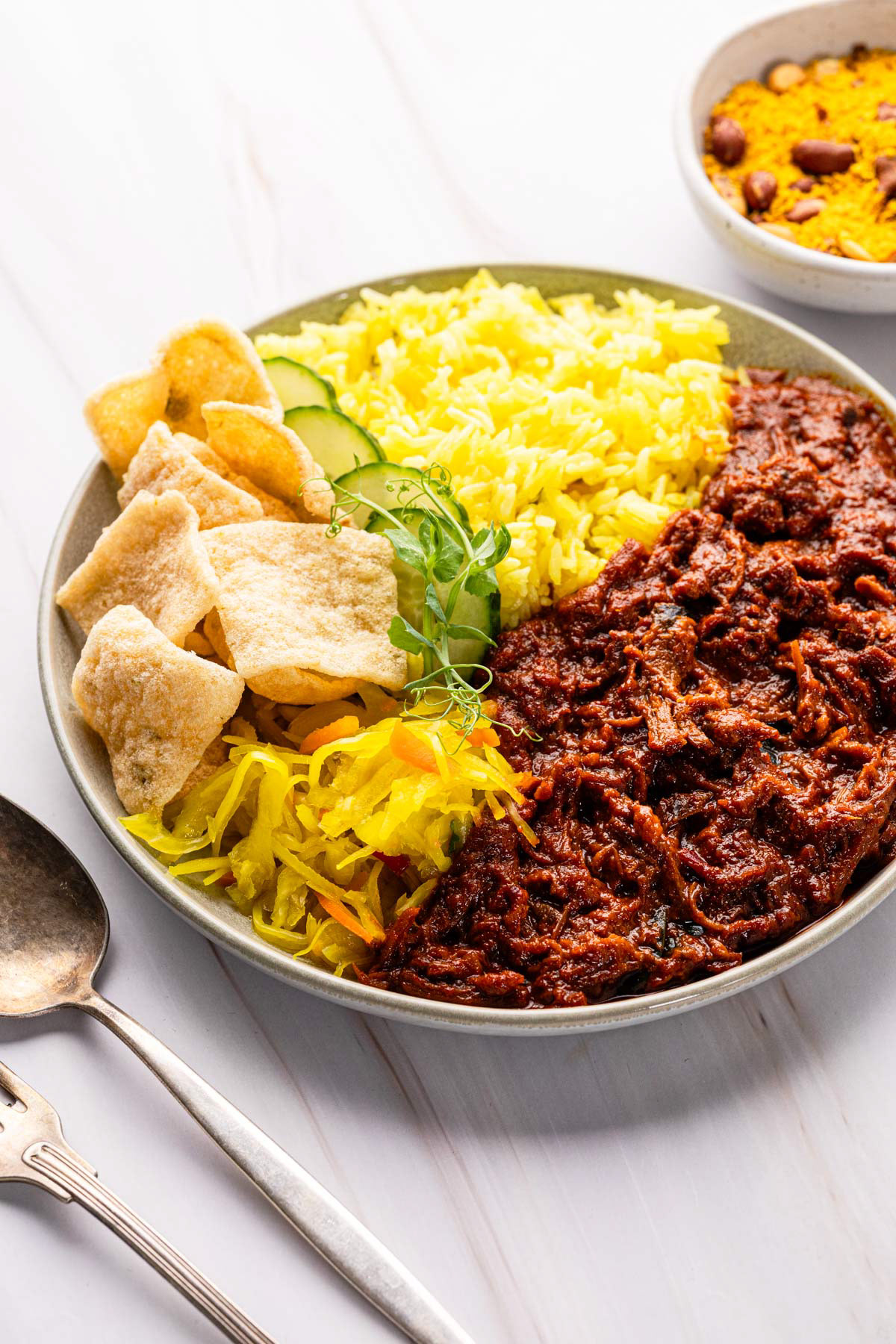 Pulled rendang, vastgelegd door een Indonesisch kookboek fotograaf.
