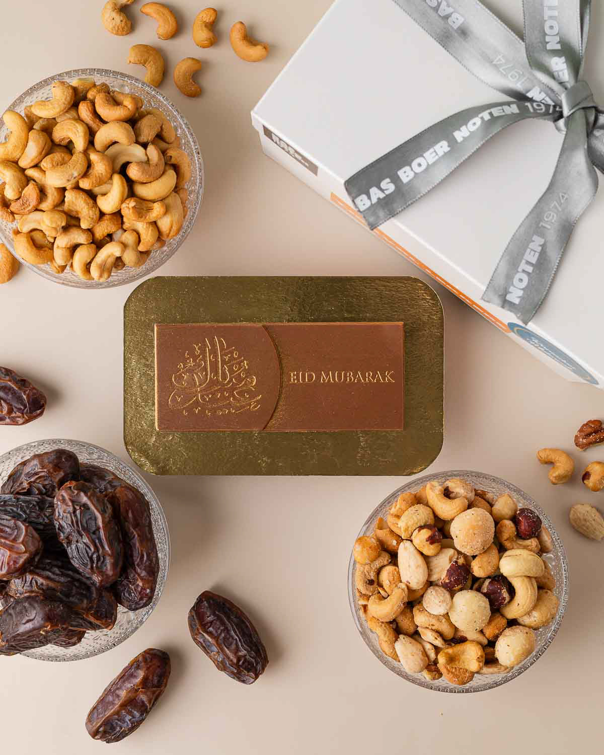 Eid Mubarak chocolade met noten en medjool dadels in glazen schaaltjes.