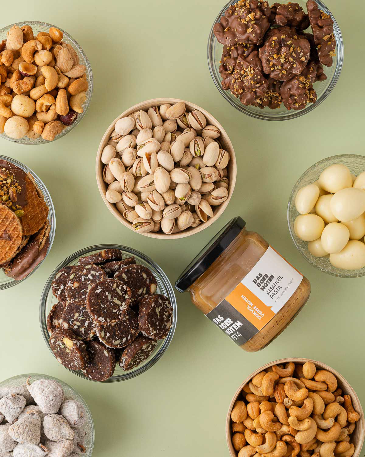 Bovenaanzicht van een Ramadan cadeaupakket van Bas Boer Noten met noten en gedroogd fruit in luxe glazen schaaltjes.