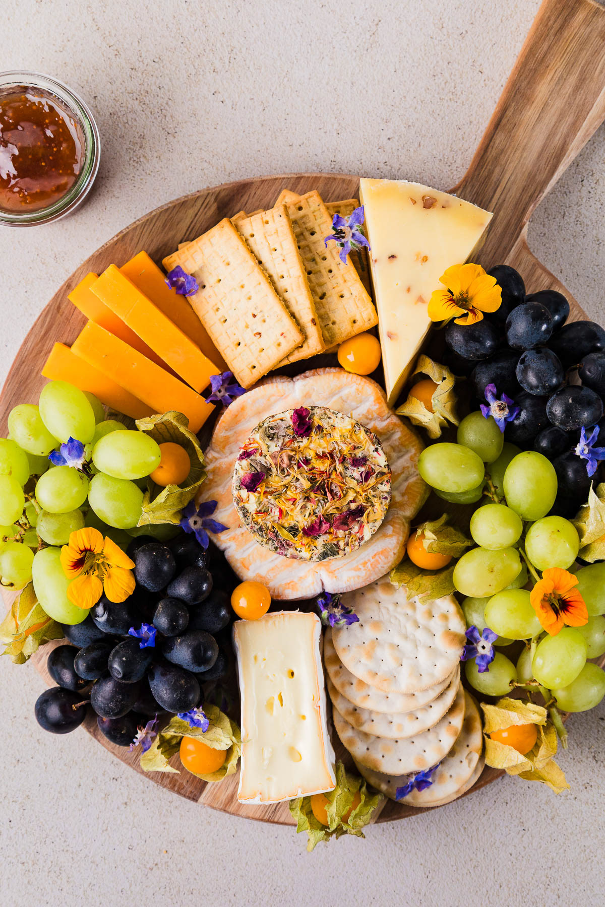 Charcuterieplank met kaas, druiven en crackers, gefotografeerd door een Rotterdam foodfotograaf.