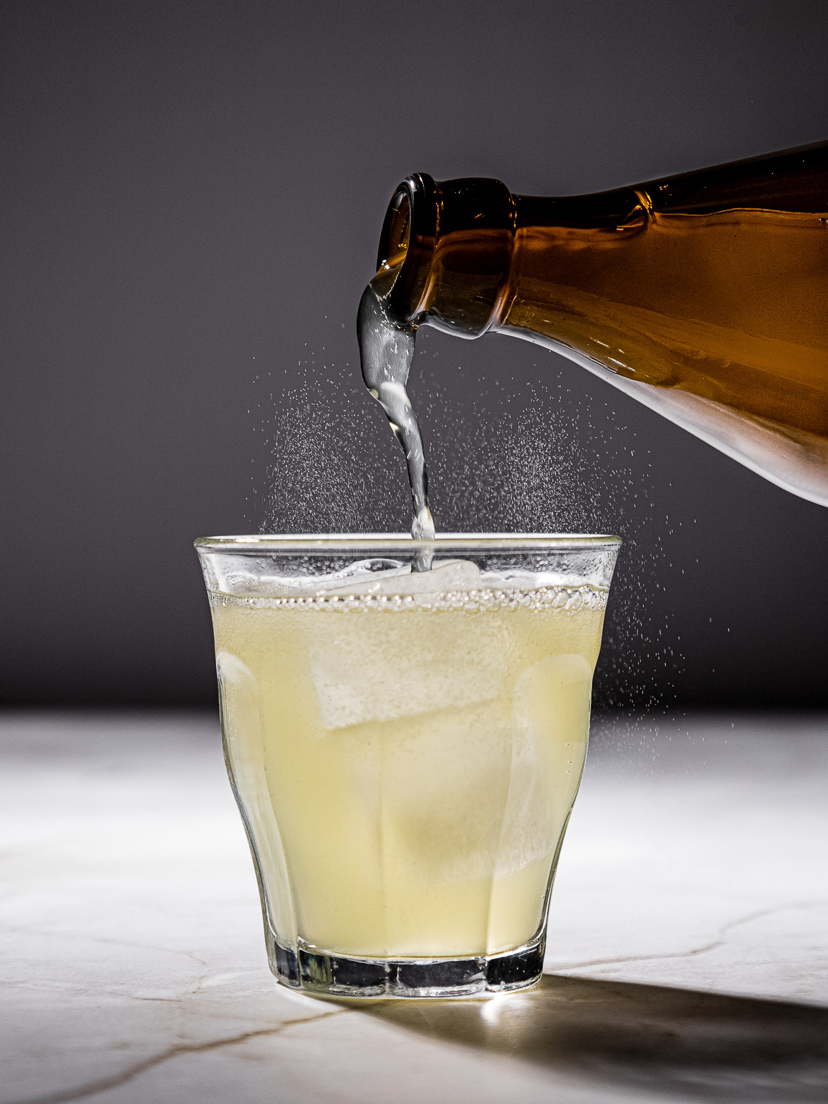 Kombucha pour - Nederlandse foodfotograaf