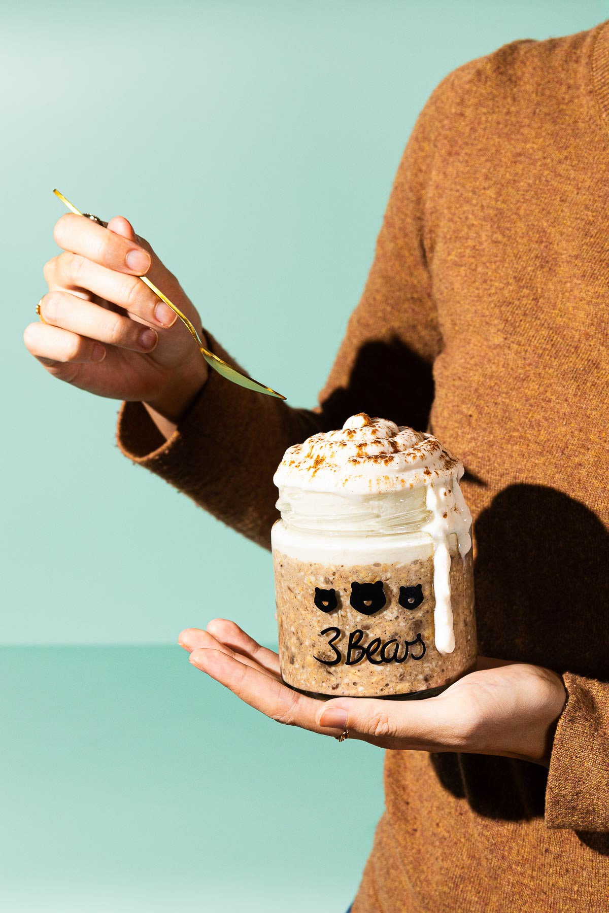 Digging into cinnamon oats - Amsterdam foodfotograaf