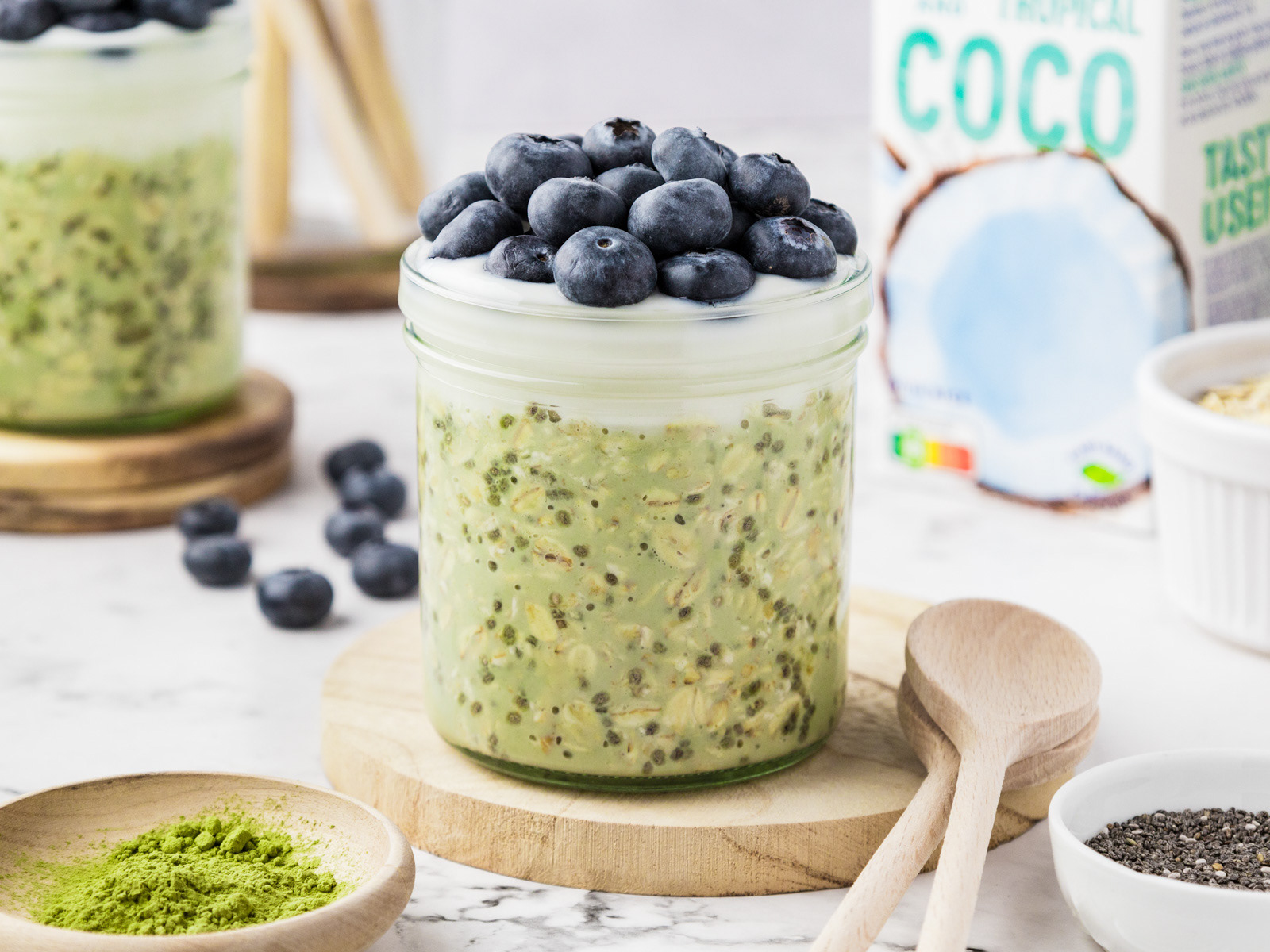 Foto van matcha overnight oats met veganistische yoghurt.