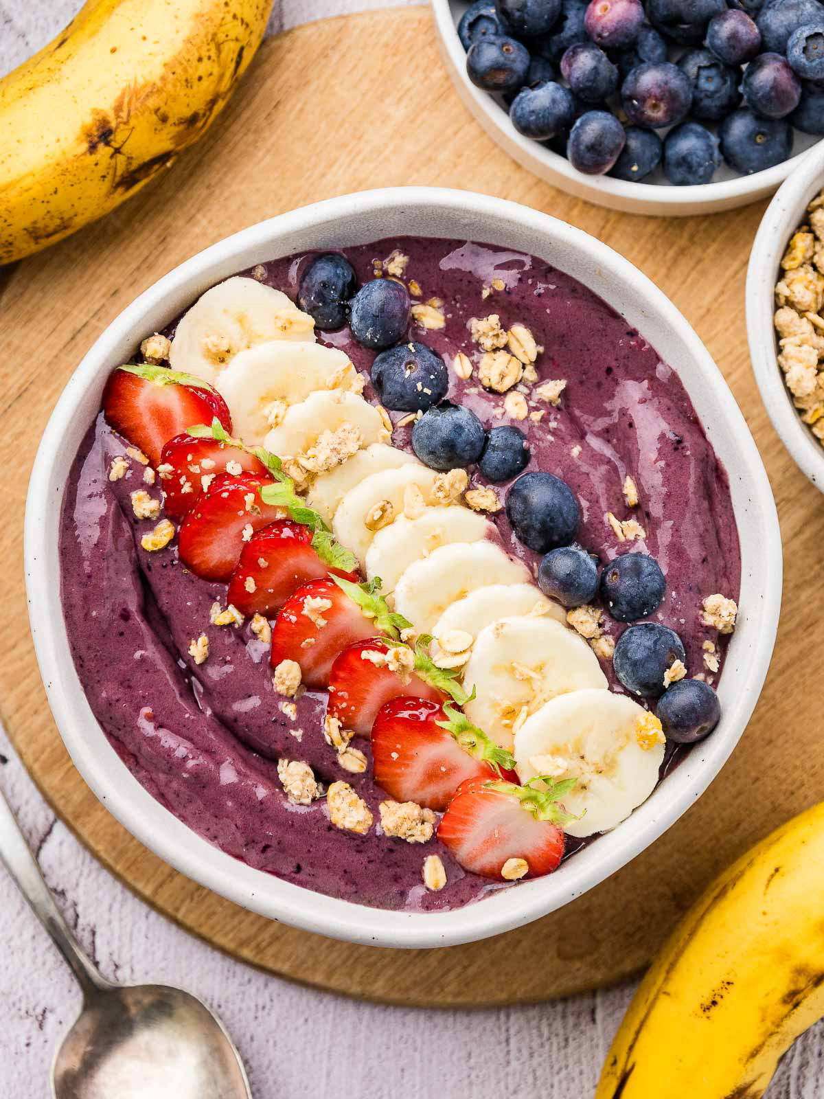 Een mooie kom acai smoothie bowl met vers fruit.