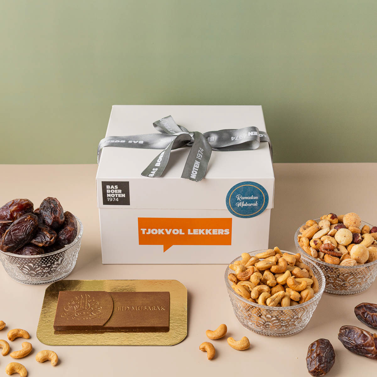 Productfoto van een Ramadan cadeaudoos met Eid Mubarak chocolade en noten in luxe glazen schaaltjes. Voedingsfotografie Nederland.