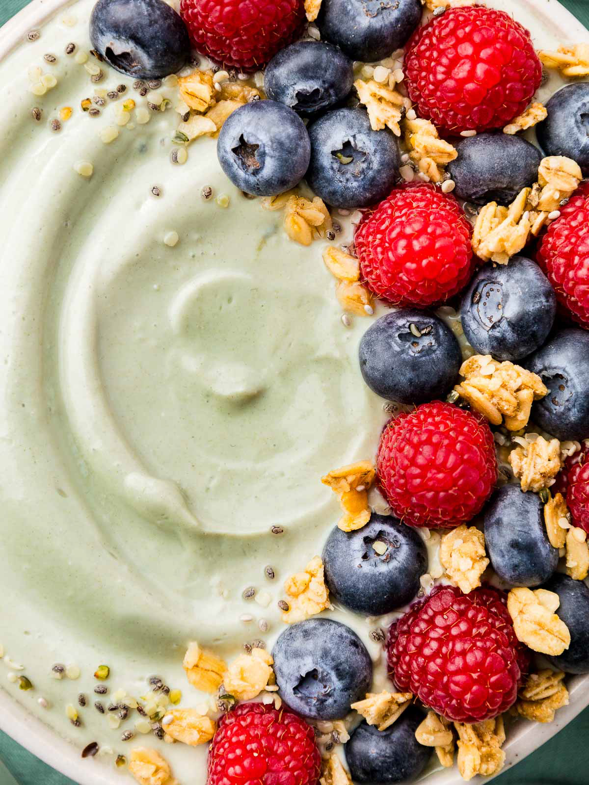 Macrofotografie van matcha met verse bessen, gemaakt door een Rotterdamse foodfotograaf.