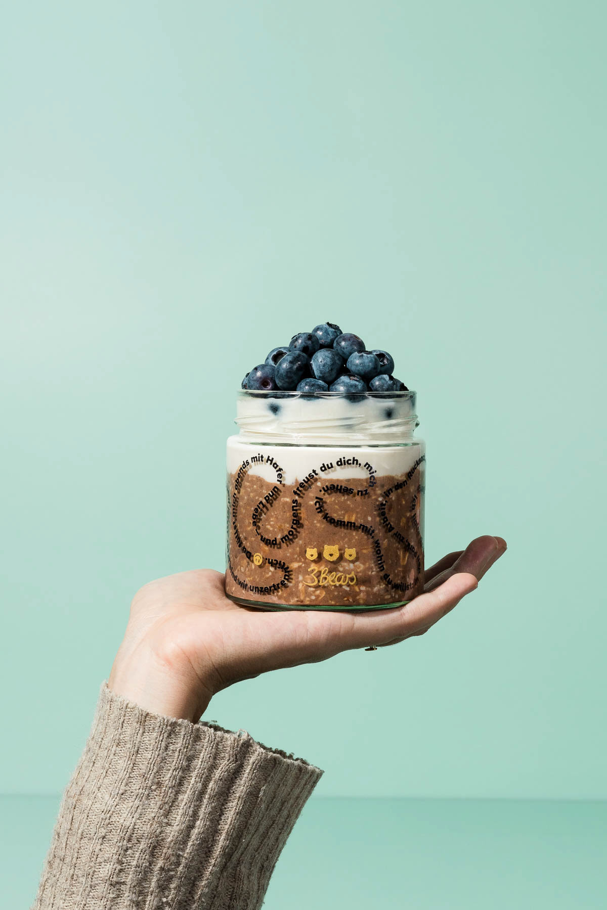 Holding a Christmas oats jar - Dutch food stylist