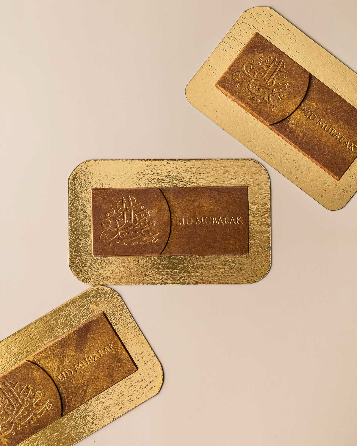 Drie Eid Mubarak chocolaatjes van Bas Boer Noten mooi uitgestald.