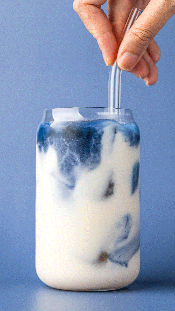 Blue matcha latte GIF - Nederland drinkfotograaf
