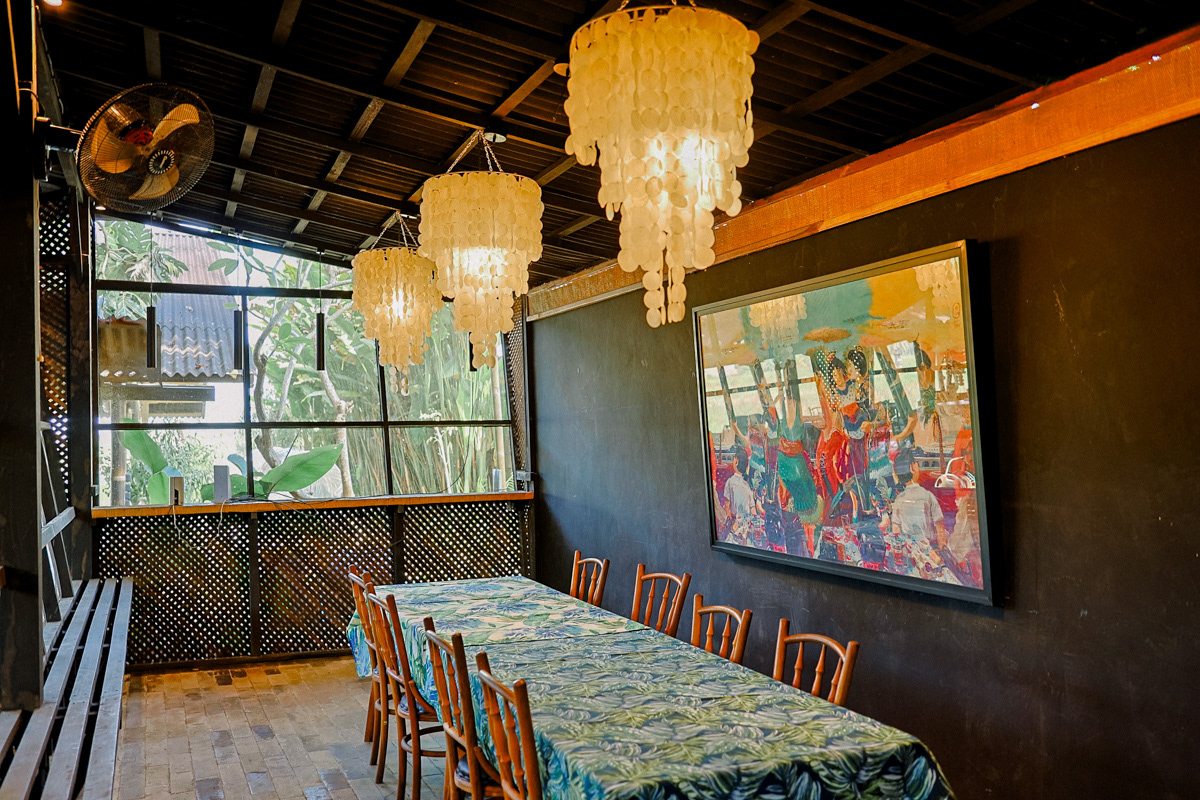 Bali interior photographer in a restaurant setting.