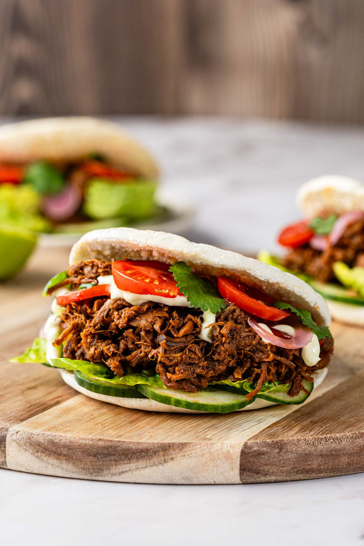 Pita gevuld met vegan pulled kebab-stijl vulling, gefotografeerd door een culinaire fotograaf.