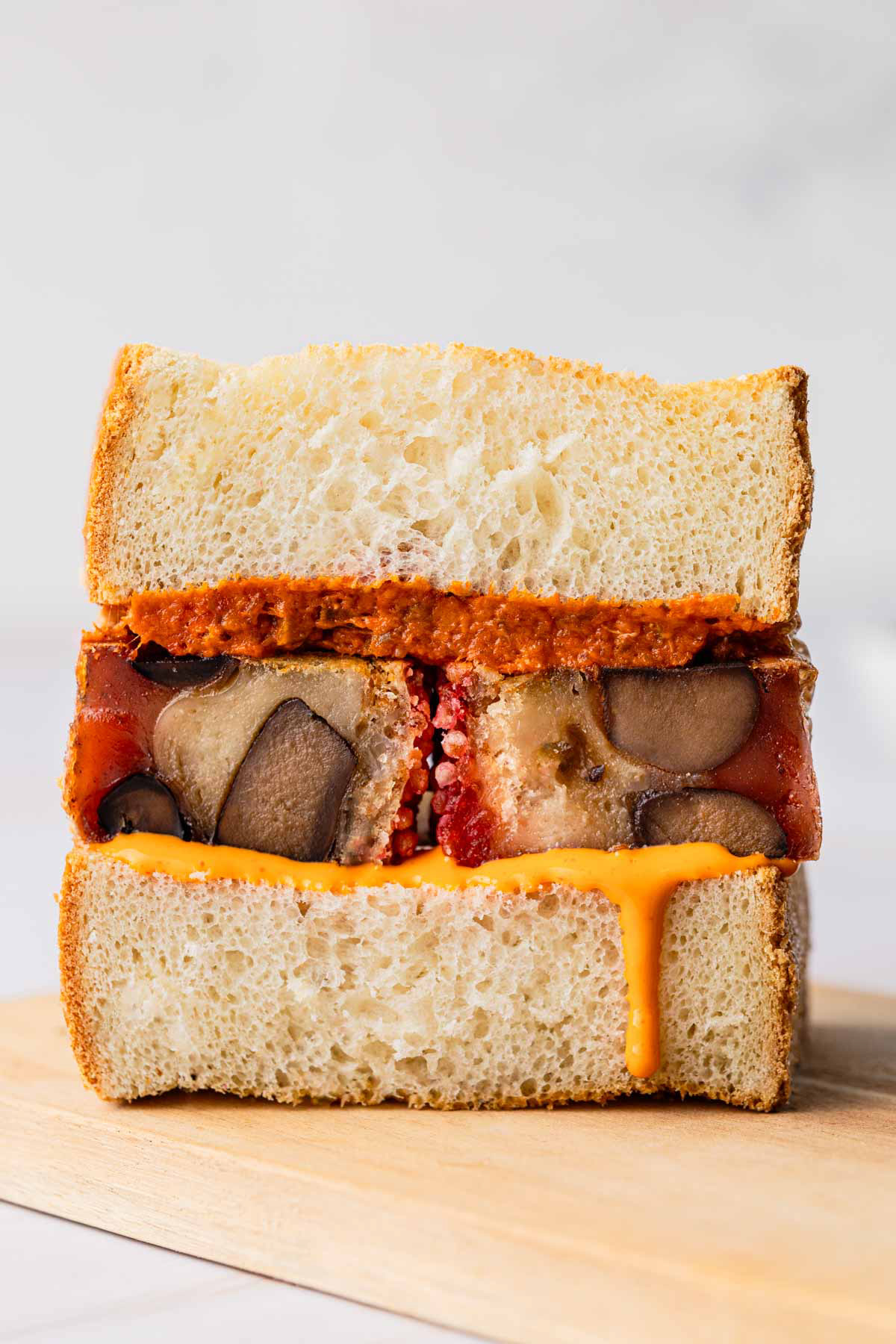 Pork belly katsu sando met een smakelijke drip.