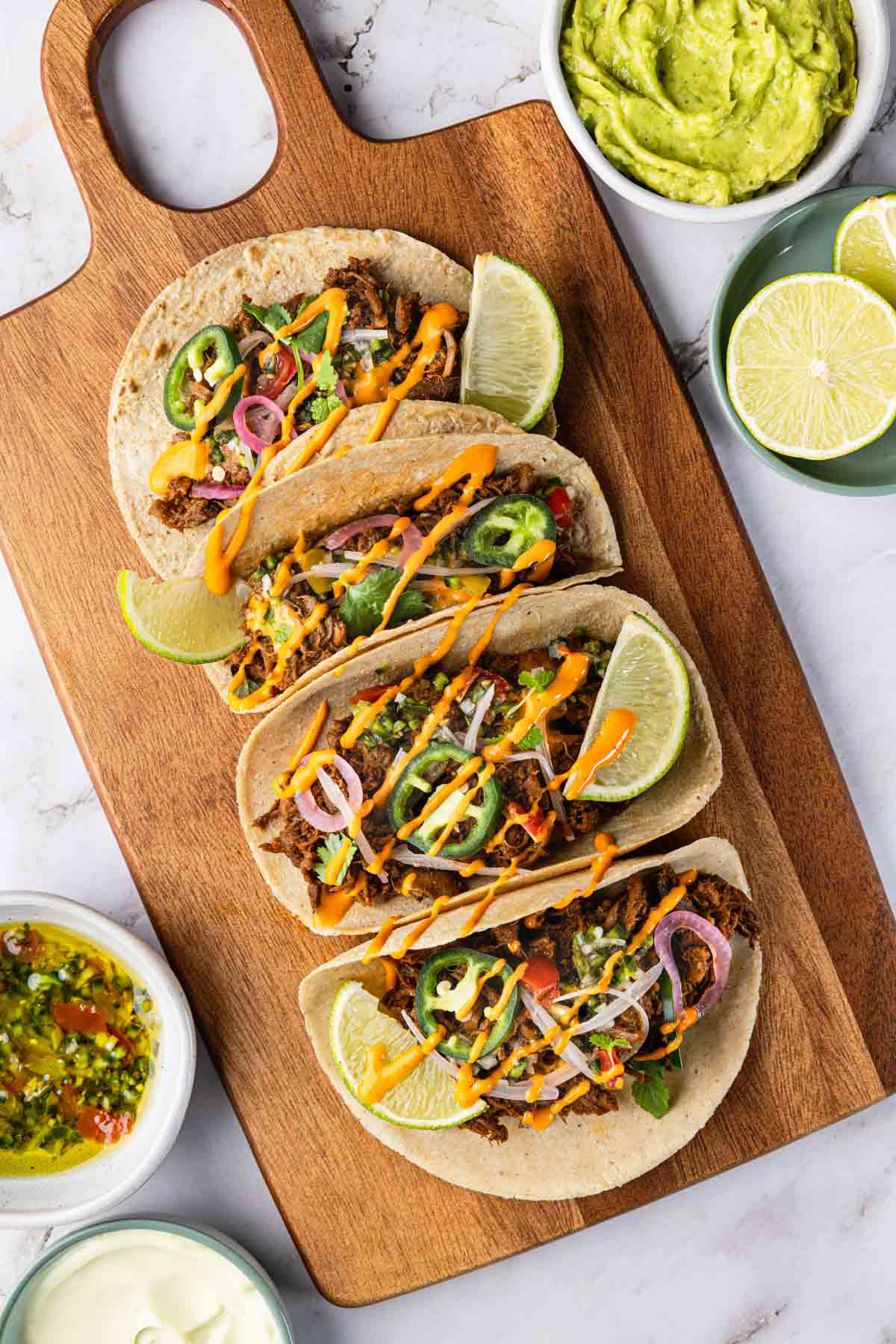 Een foto van tacos met plantaardige vulling, door een culinair fotograaf.