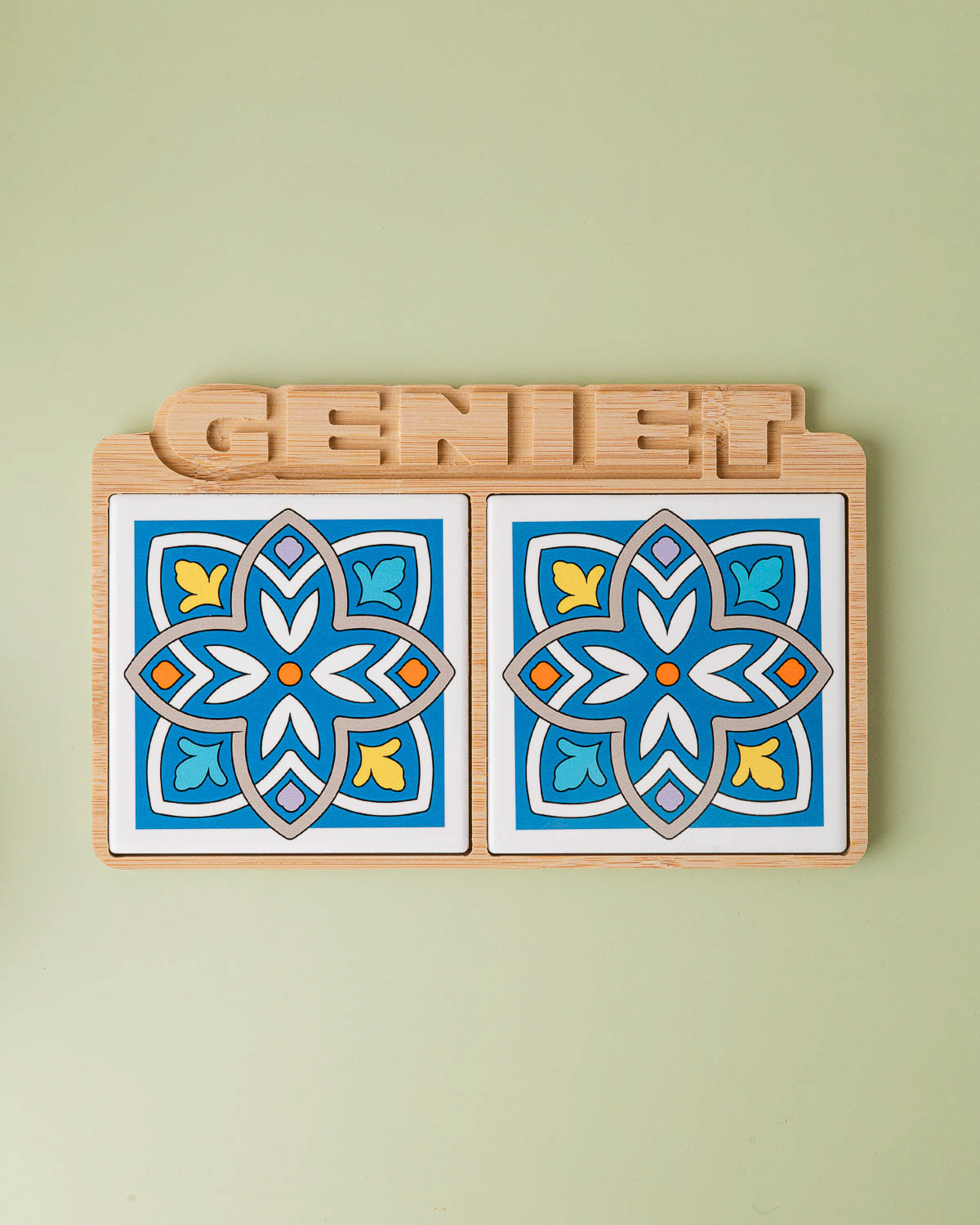 Close-up van een Ramadan mozaïekplankje met noten en zoetigheid, productfotografie Nederland.