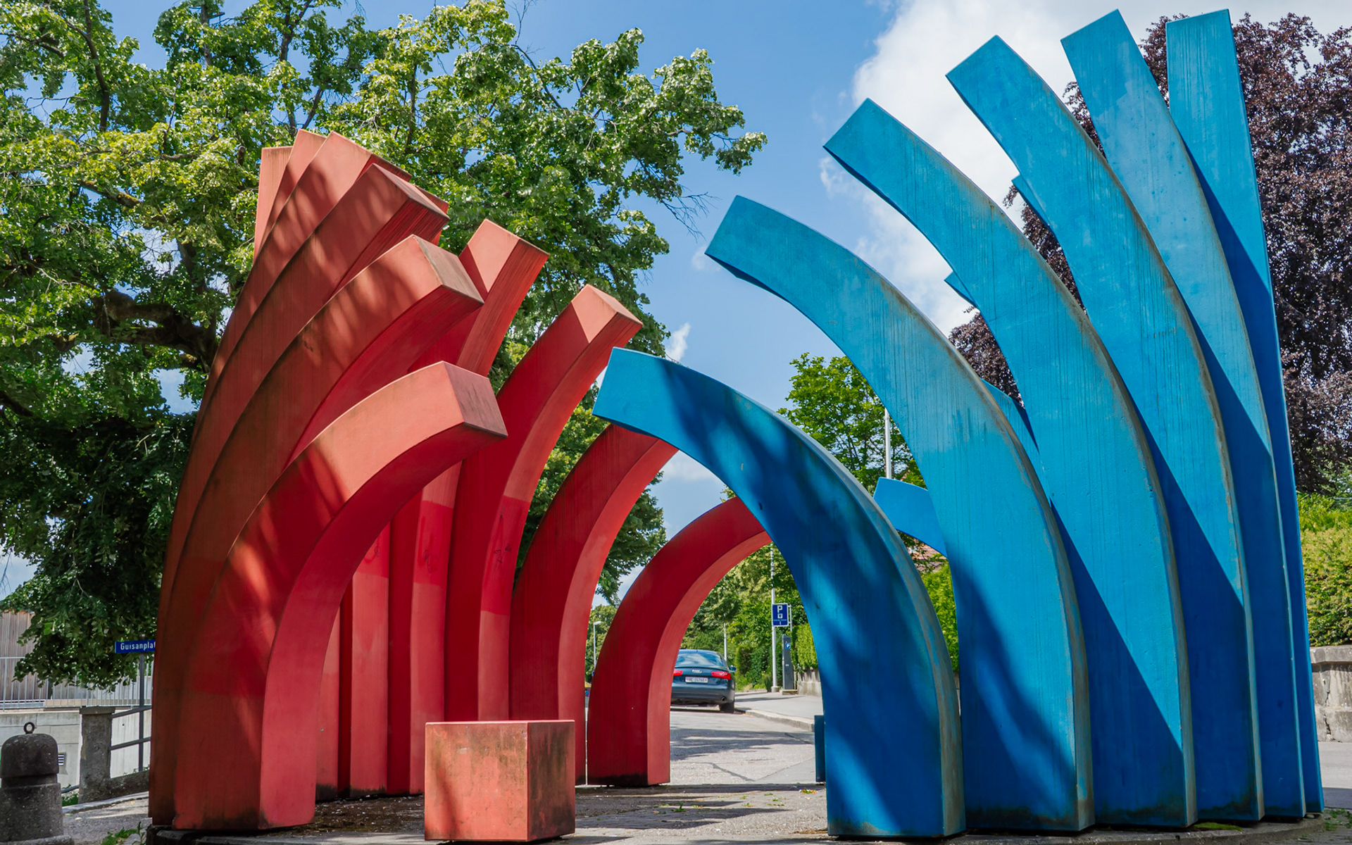 Ein Spiel mit den Farben - eine Skulptur in Solothurn
