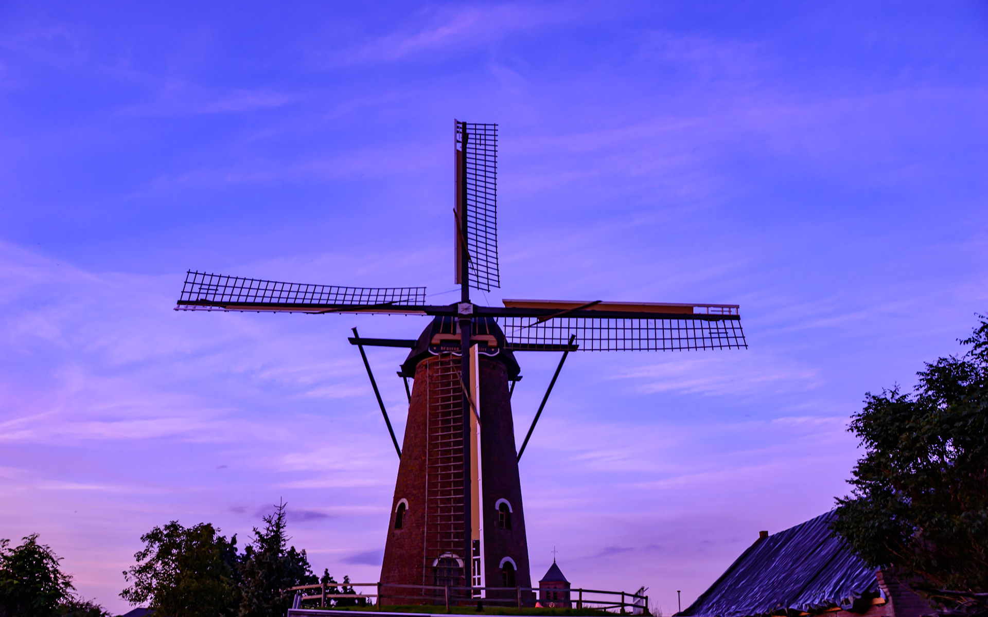 eine Windmühle in Holland im Morgengrauen