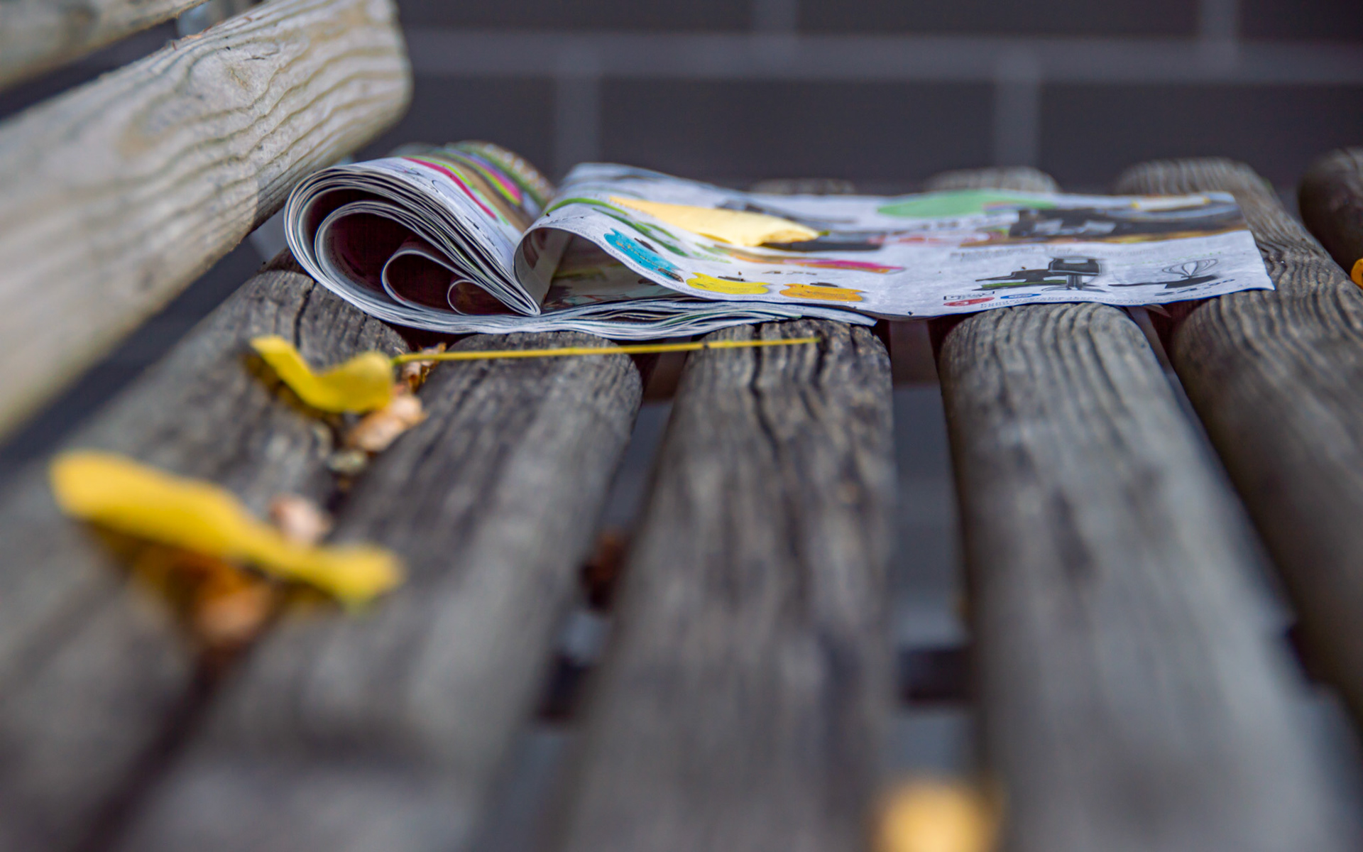 eine vergessene Zeitung, bereits vom Wetter geprägt