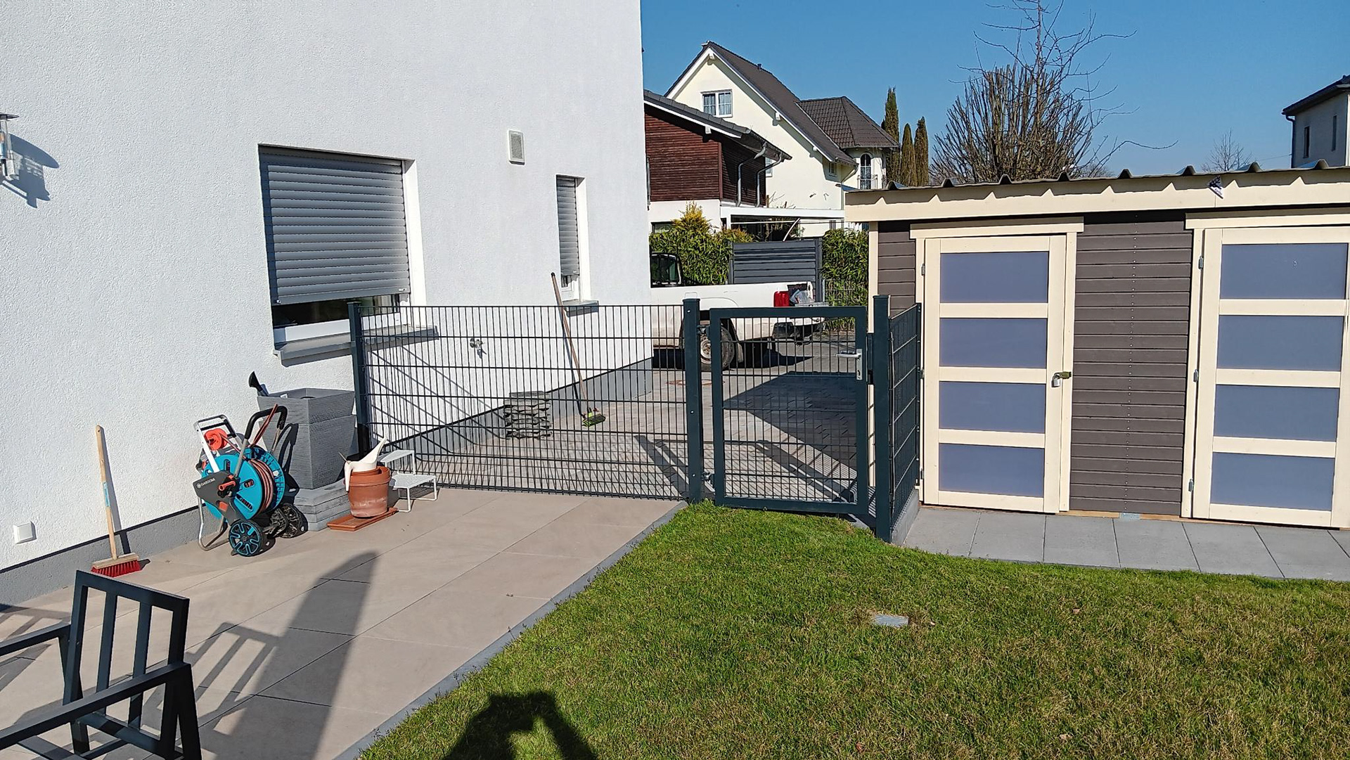 Zaun und Gartenhütte