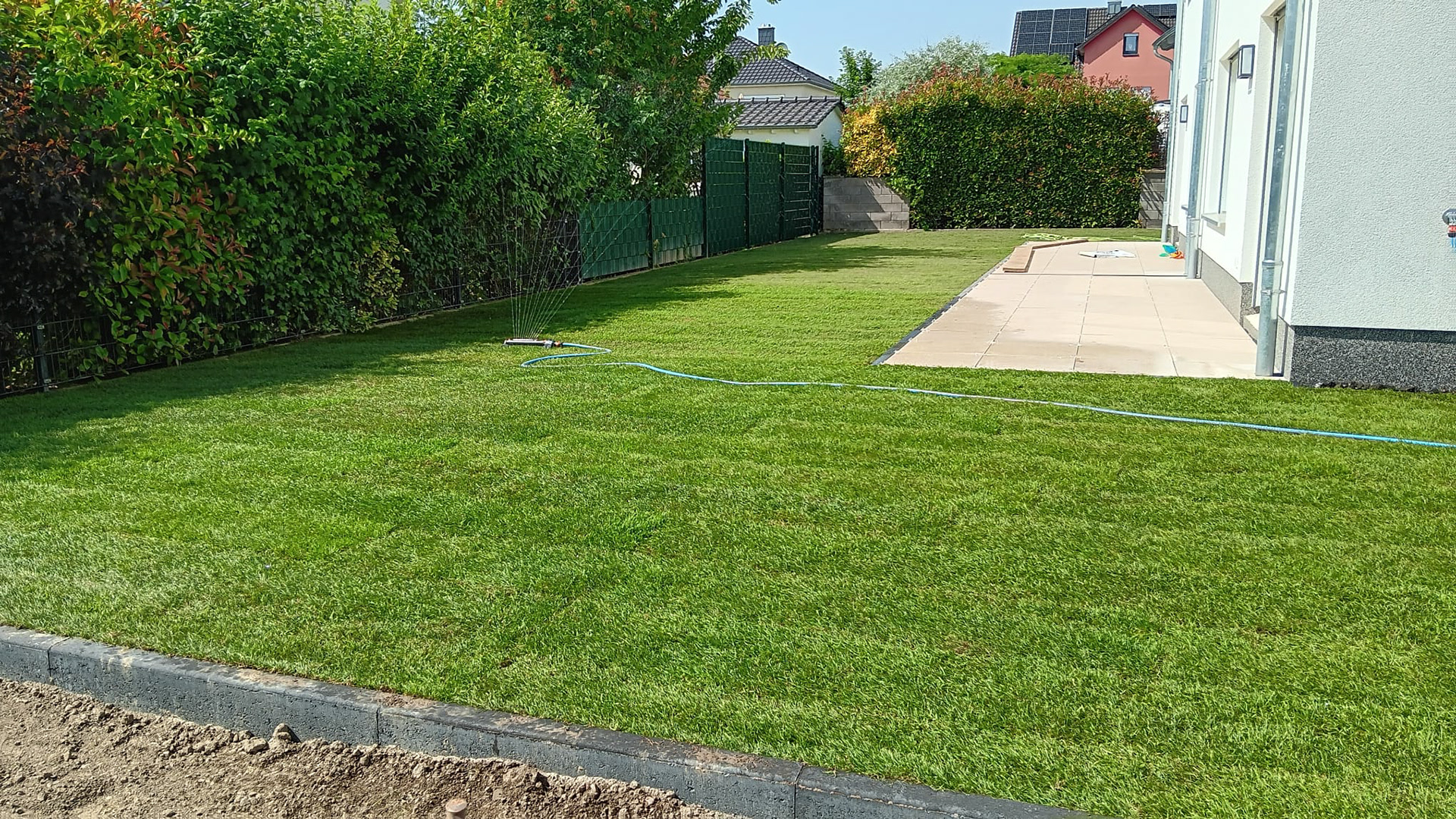 Rasen und Terrasse