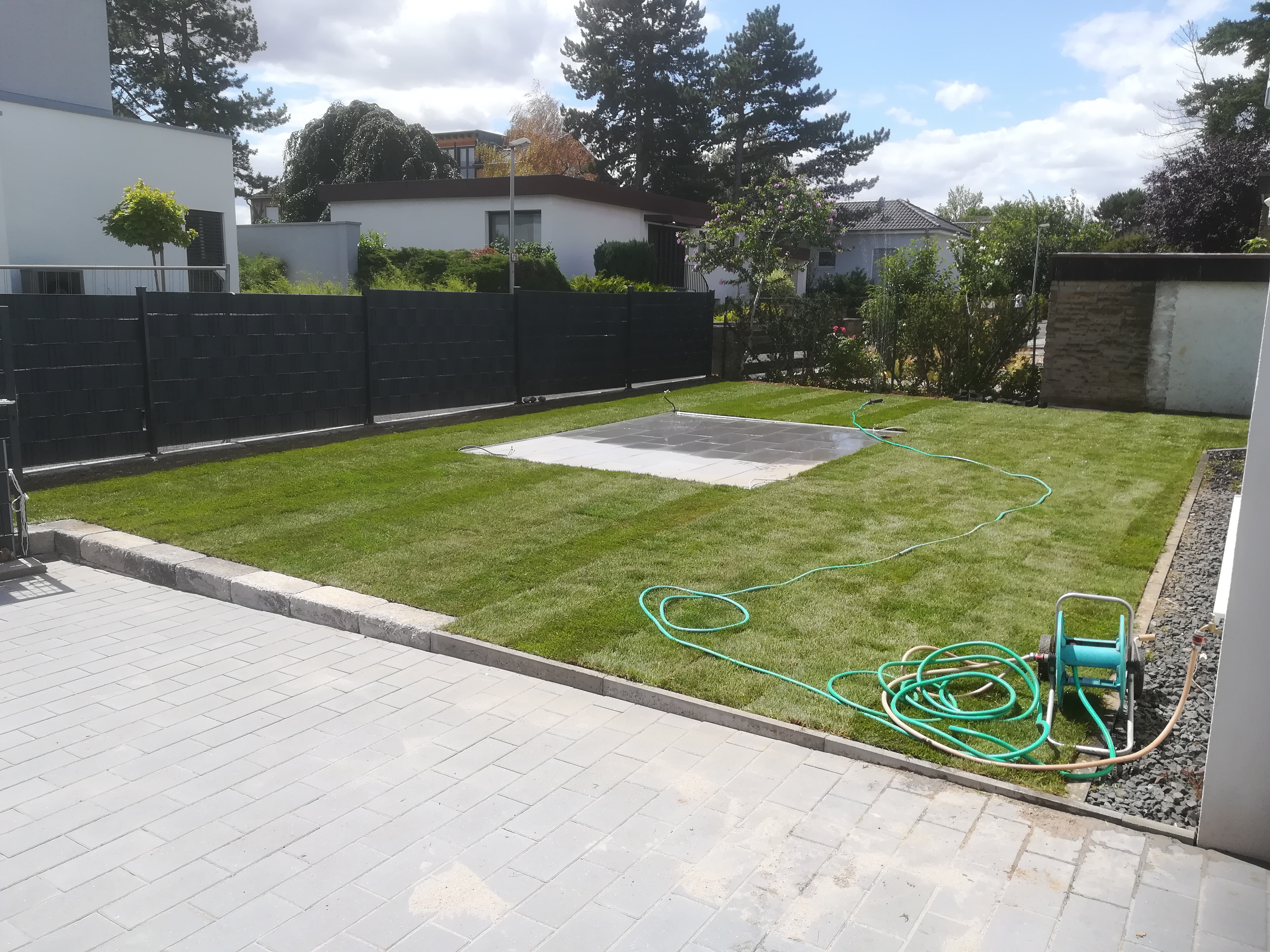 Parkplatz, Terrasse und Rasen