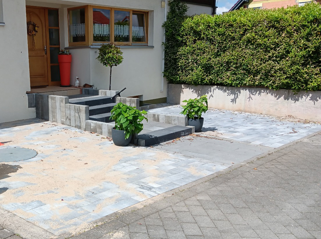 Treppe und Stellplatz