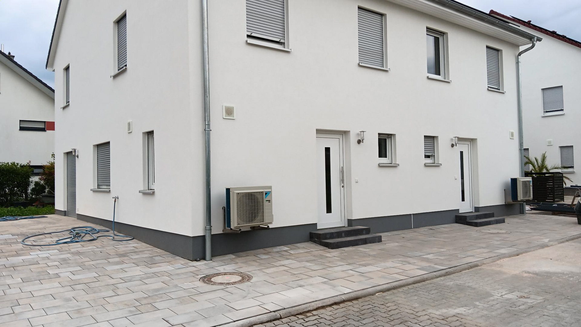 Hof und Stellplätze