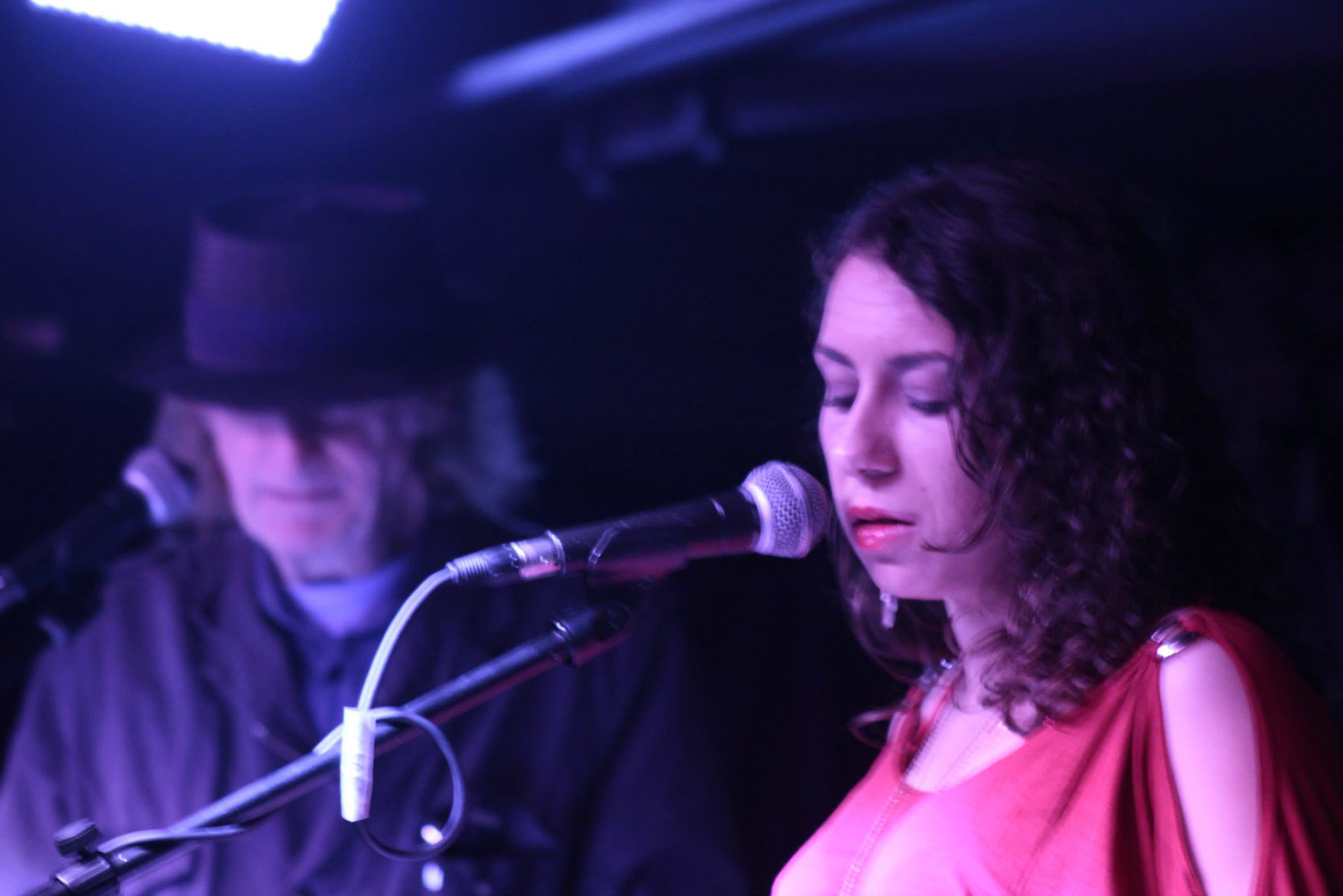 2015 Louis Royer - Maëlle Dupon - Grande finale de l'hommage à SOLOVOX - Poésie musique et littérature Éric Roger au Piranha Bar dans le cadre de Poésie du centre-ville © Emmanuel Denizon.