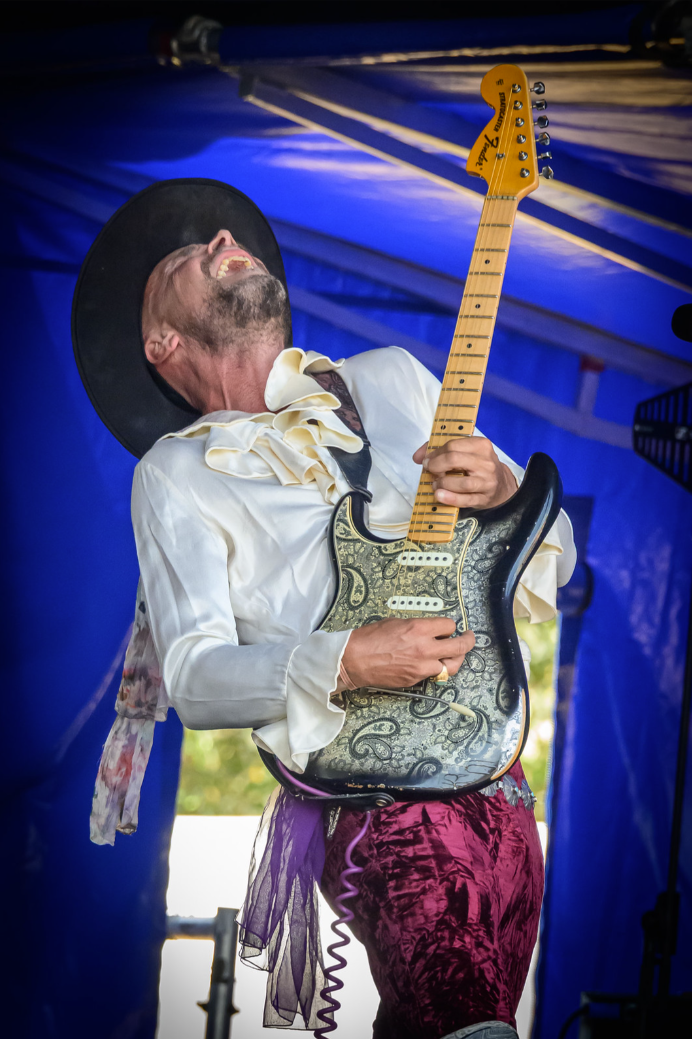 (29) Guitarist by Ian Cooper, Judge: Anne Davis