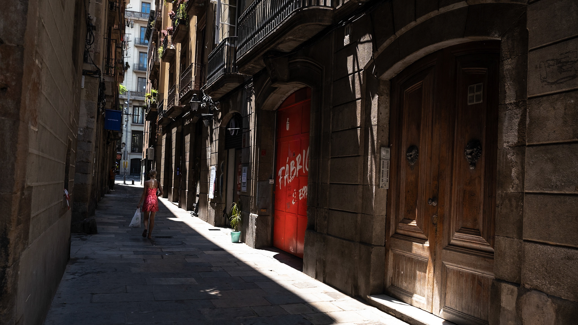 El Born burro still retains its Middle Age feel of its maze of alleyways and narrow dark streets