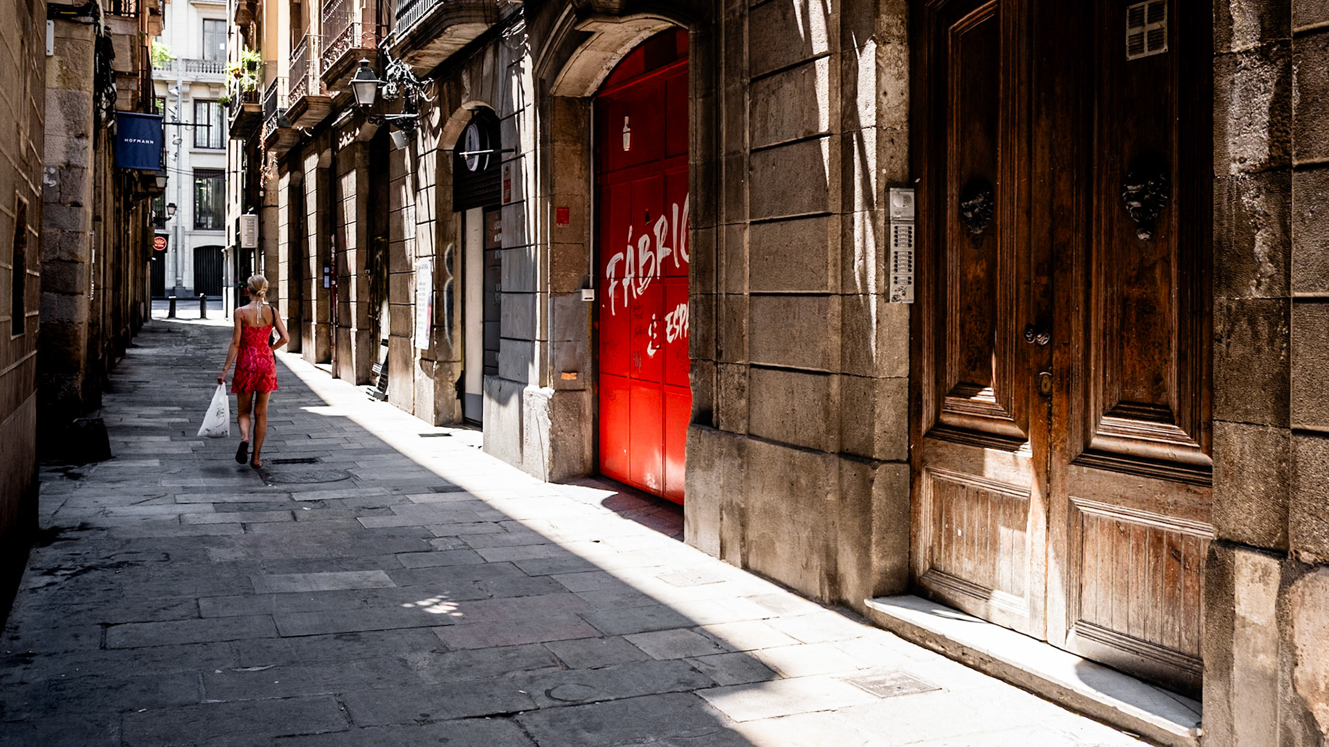 El Born burro still retains its Middle Age feel of its maze of alleyways and narrow dark streets