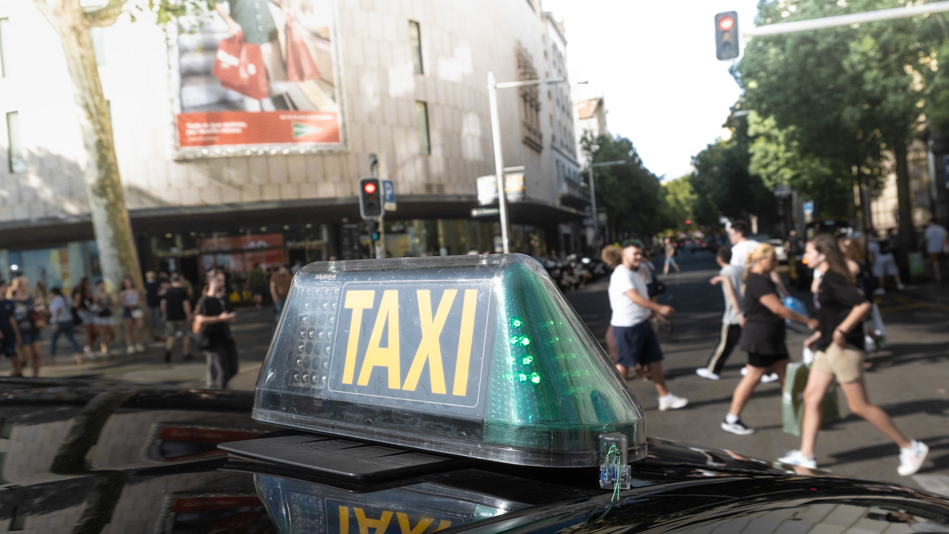All taxis in Barcelona are black and yellow and the taxi sign is lit in green if it is free.