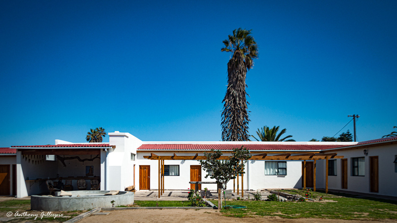 A courtyard view of the outside rooms of Beach Garden.
