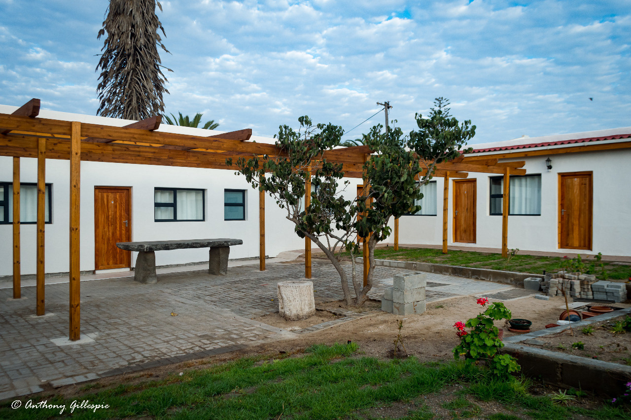 A view of the outside corner rooms of Beach Garden Accomodation.