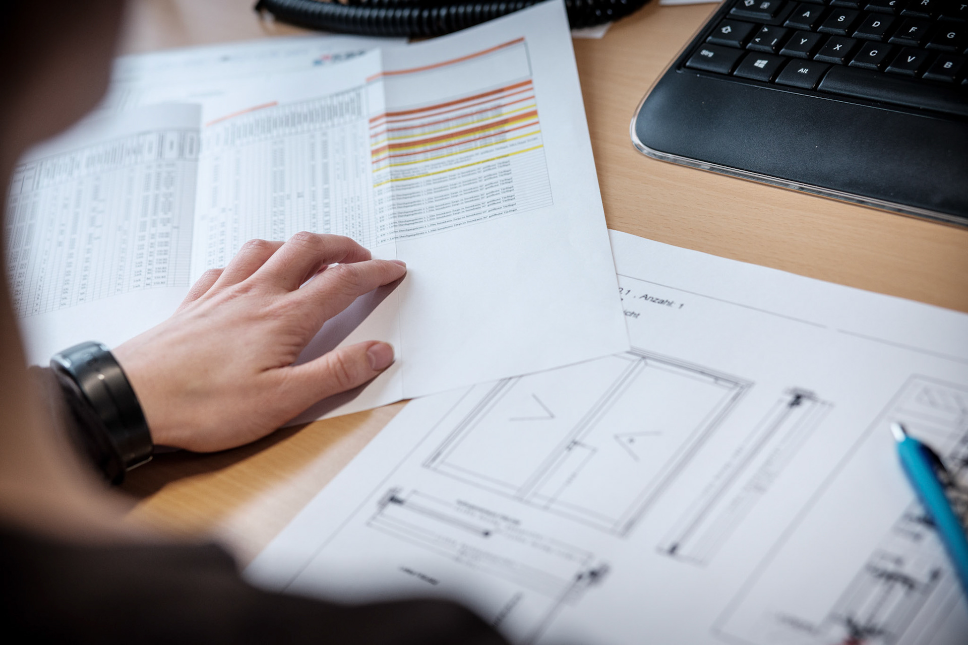 Titelgeschichte PVH vor Ort / Fa Schwendt am Mittwoch, 14.11.17  in Wertheim. Foto: Jakob Studnar