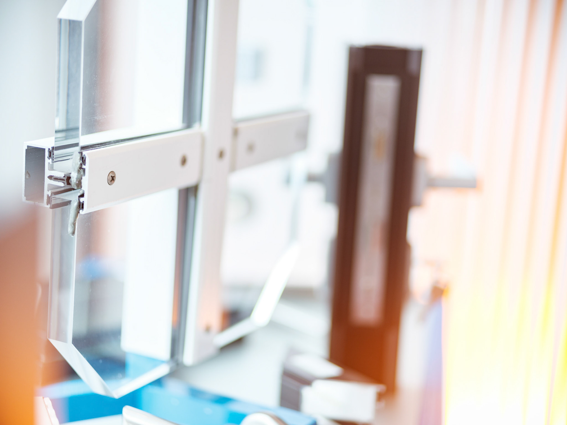 Titelgeschichte PVH vor Ort / Fa Schwendt am Mittwoch, 14.11.17  in Wertheim. Foto: Jakob Studnar