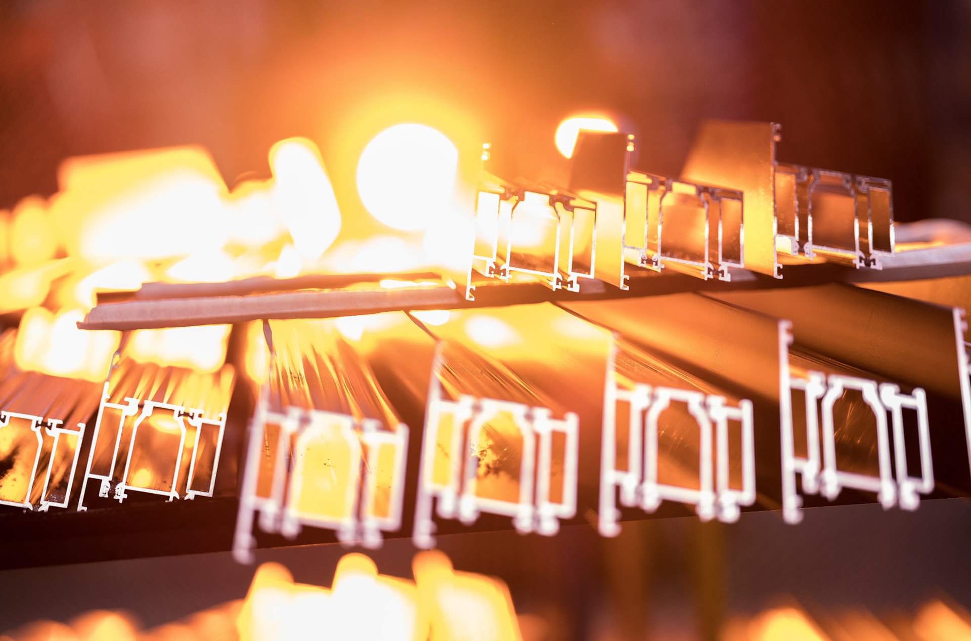 Titelgeschichte PVH vor Ort / Fa Schwendt am Mittwoch, 14.11.17  in Wertheim. Foto: Jakob Studnar