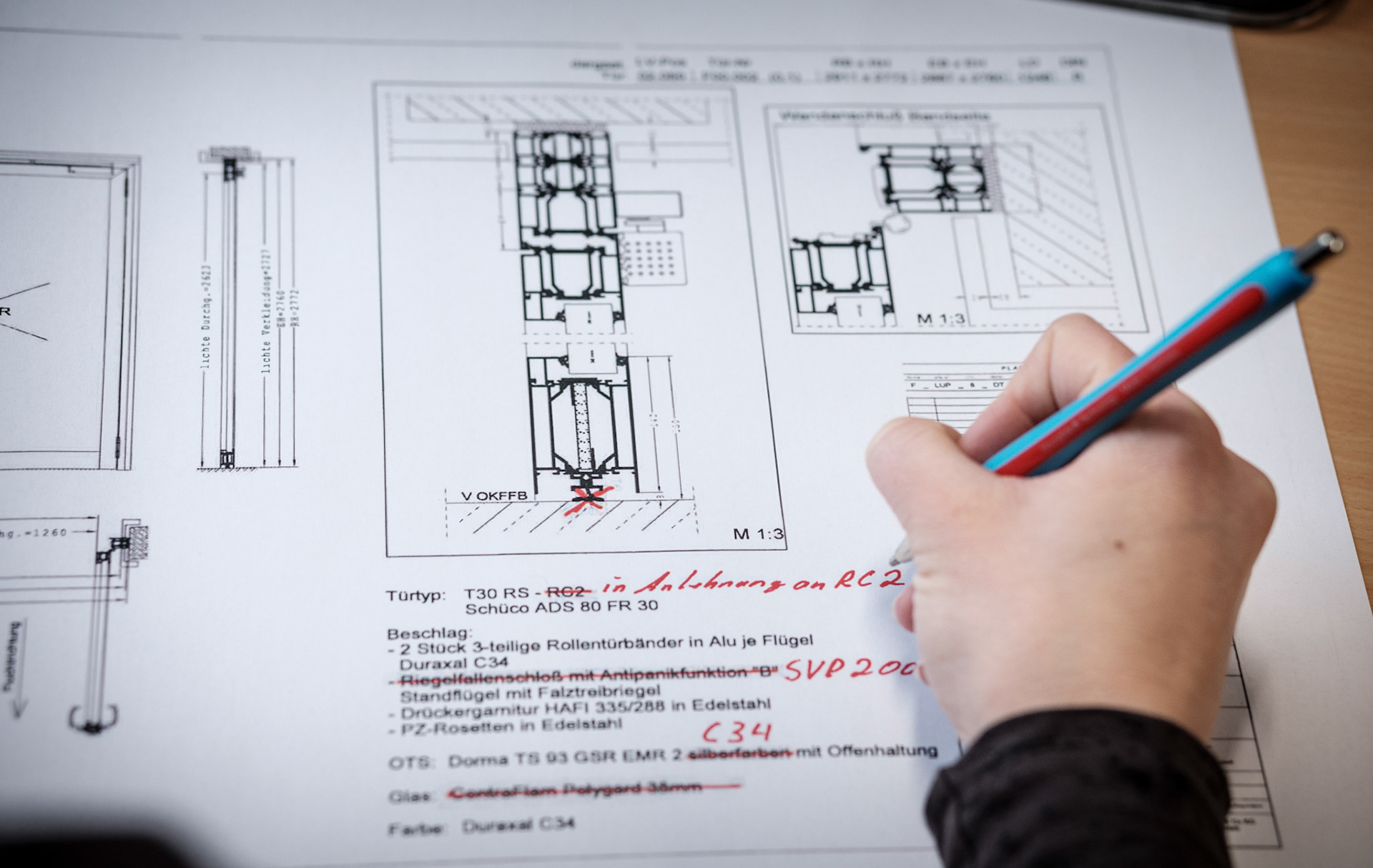 Titelgeschichte PVH vor Ort / Fa Schwendt am Mittwoch, 14.11.17  in Wertheim. Foto: Jakob Studnar