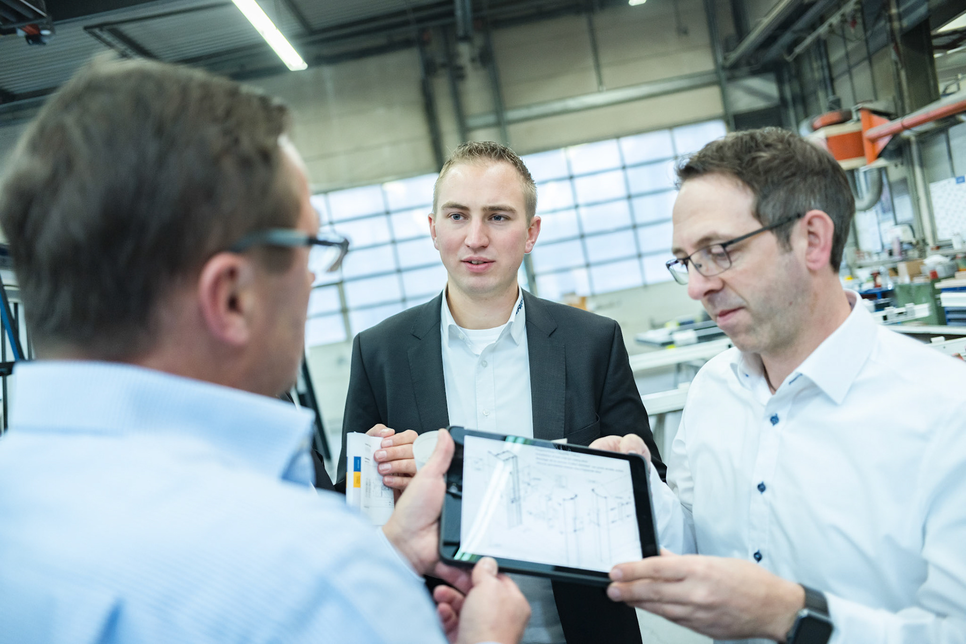 Titelgeschichte PVH vor Ort / Fa Schwendt am Mittwoch, 14.11.17  in Wertheim. Foto: Jakob Studnar