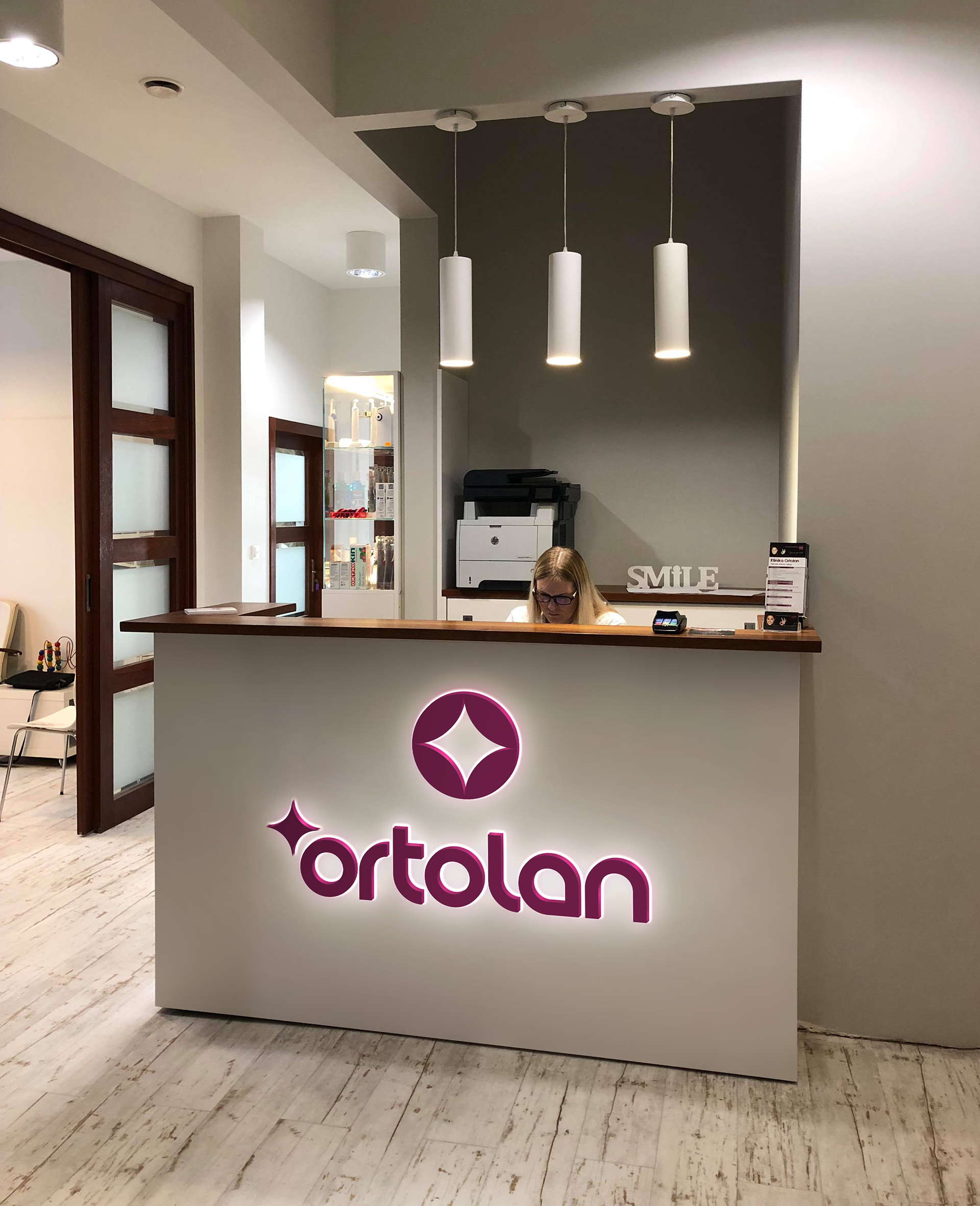 Ortolan - wizualizacja podświetlane logo na recepcji kliniki