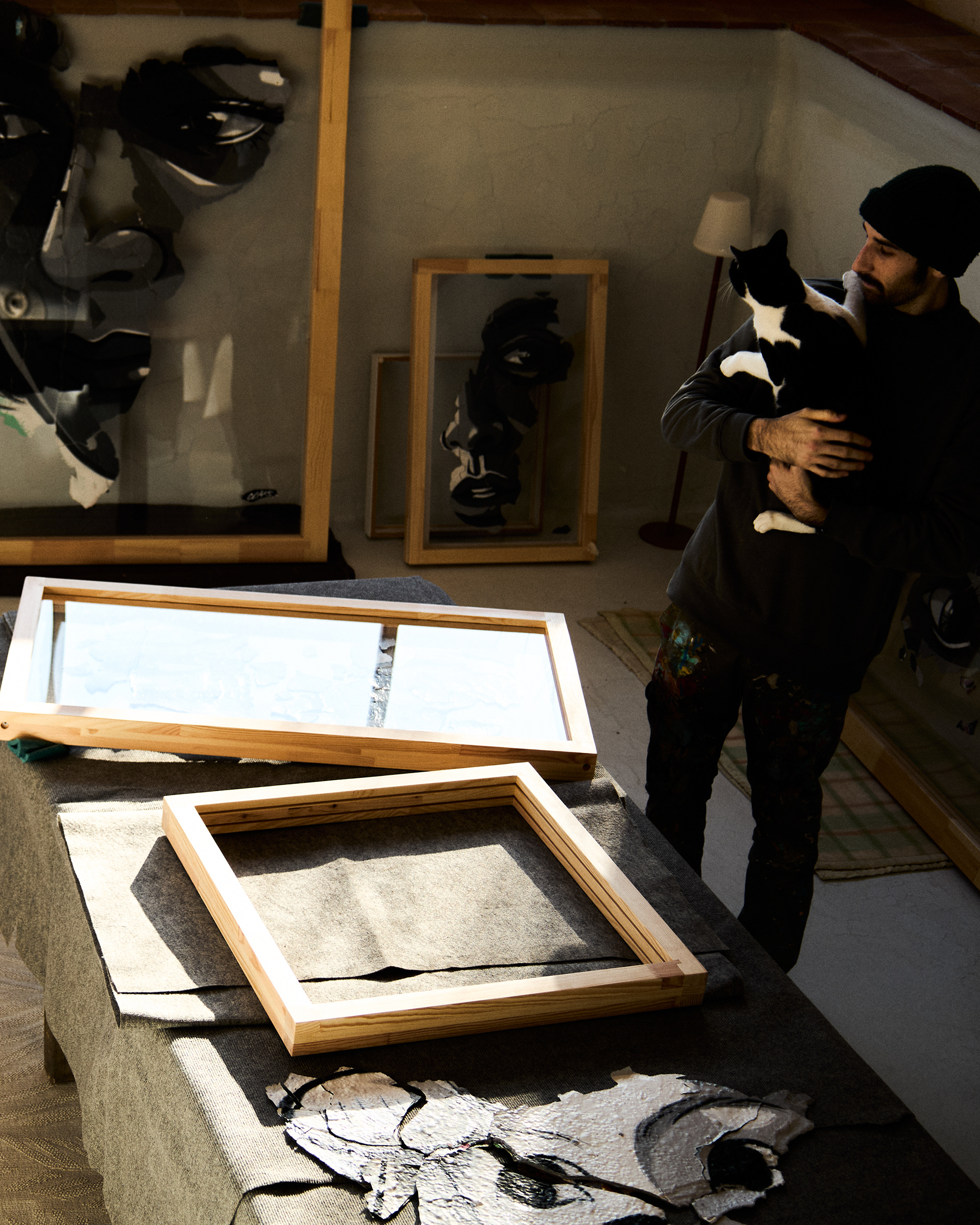 Dans l’atelier, les derniers ajustements avant l’exposition solo  Sérendipité.