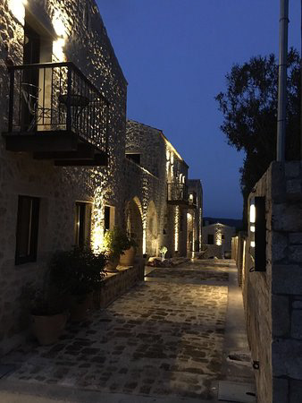 night view -alistos-paving stone-landscape-ktla-tsavalas