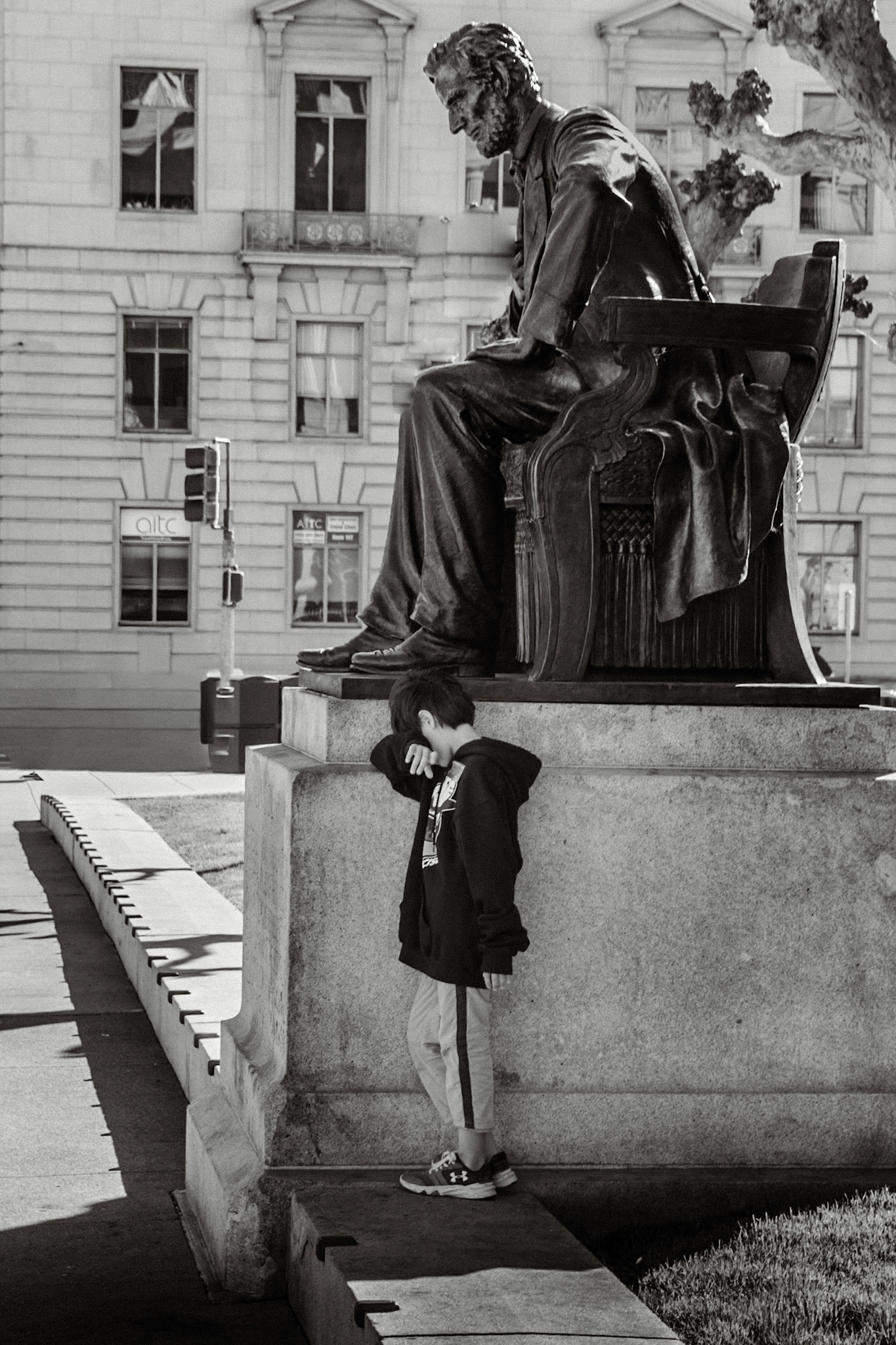 Weeping at Lincoln's Feet
