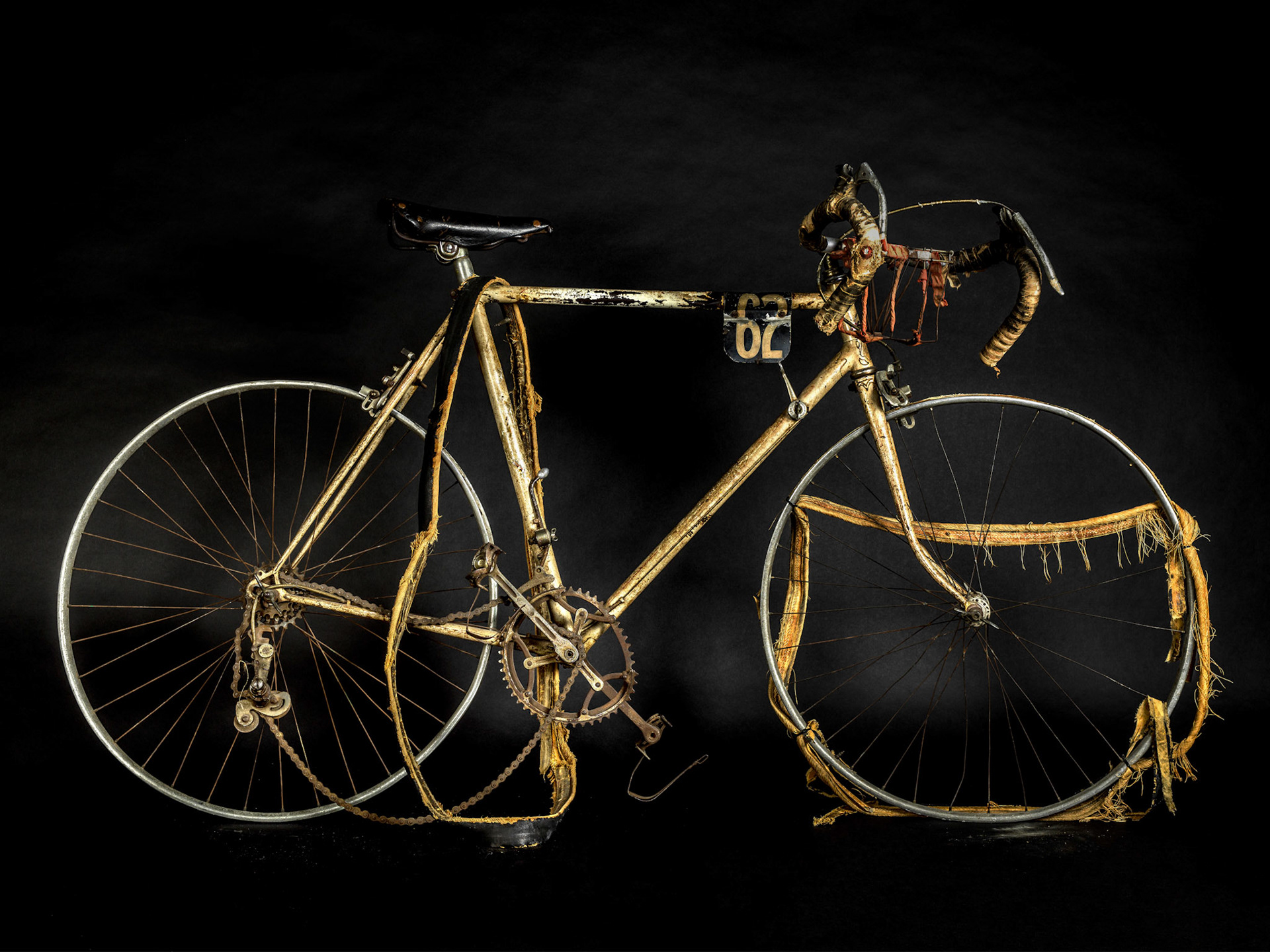 ...of a tragic accident that fortunately ended well: the crash of Wim Van Est during the descent of the Aubisque.