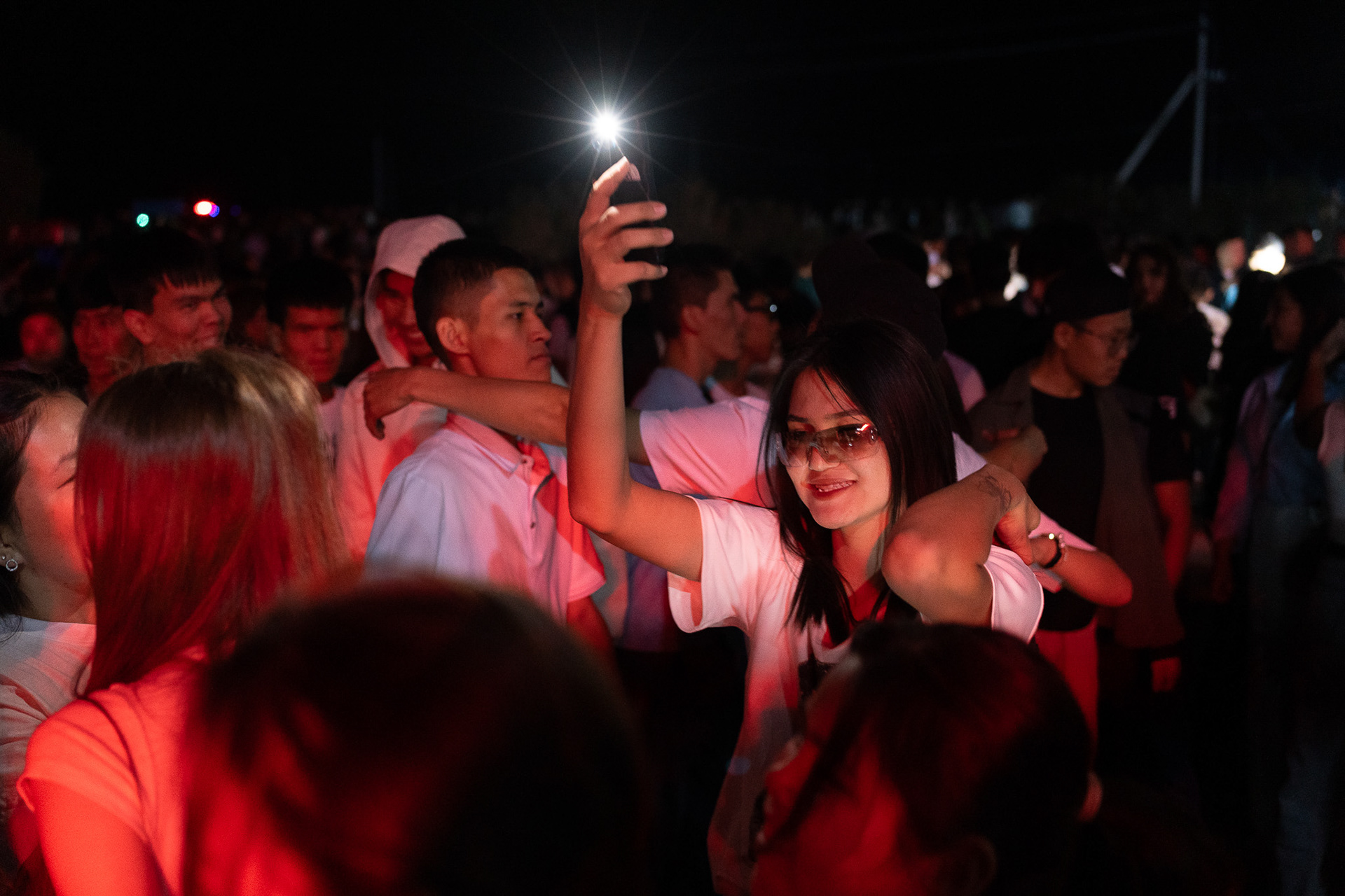 Une jeune festivalière au festival de musique électronique et de sciences Stihia